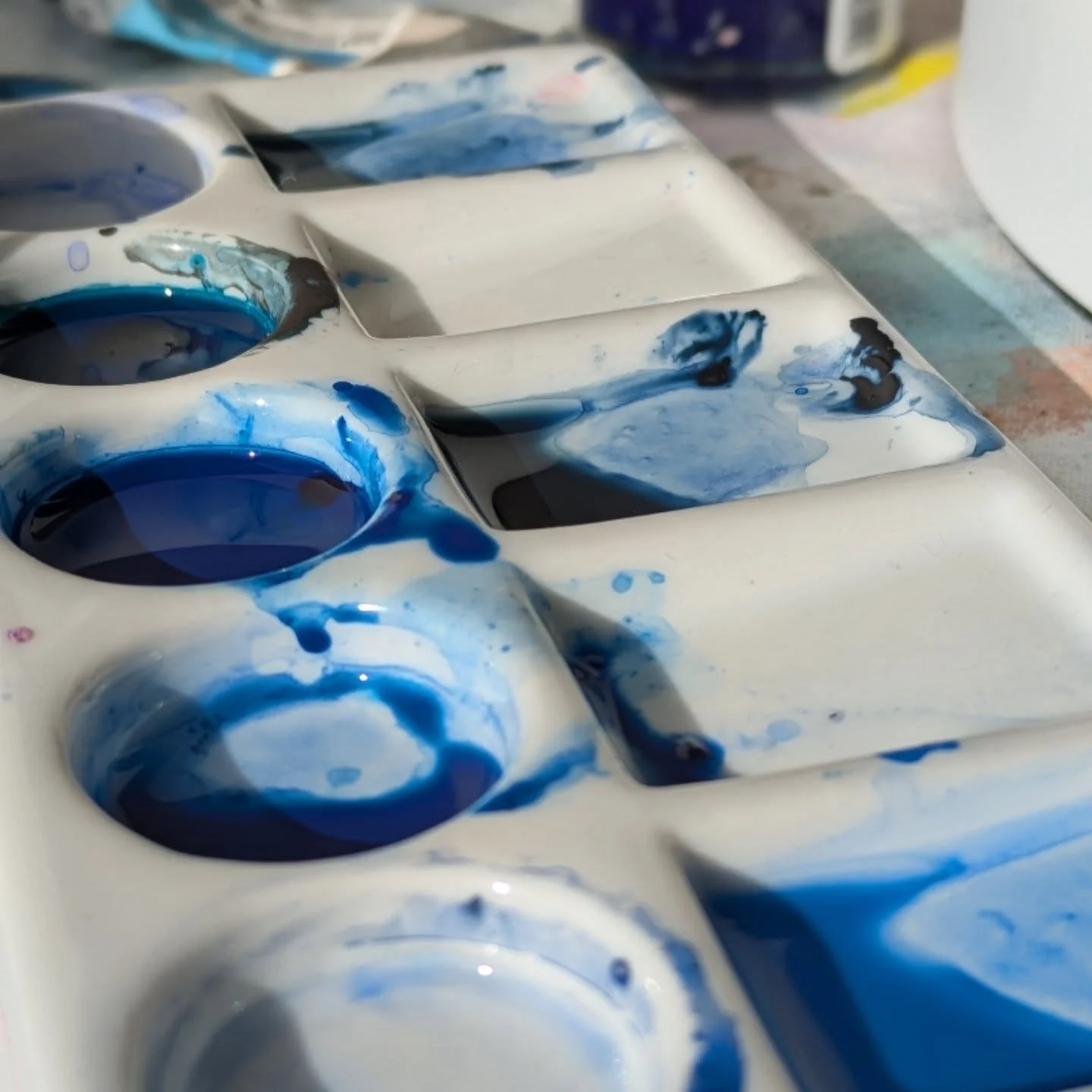 ✨ All the blues are out to play ✨
.
.
.
#paintpalette #paintingwithblue #blueartist #blueart #closeup #artlover #artiststudio #alltheblues #calmingeffect #bluehues #bluesmusic