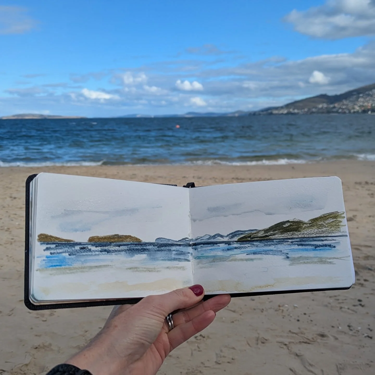 On this Easter Saturday, I enjoyed a digital detox and spent time painting at the beach. It felt good just to relax, watch the waves, soak in some sunshine and just paint freely. 

Hope you're having a lovely long weekend! 

#seascapes #hobart #beach