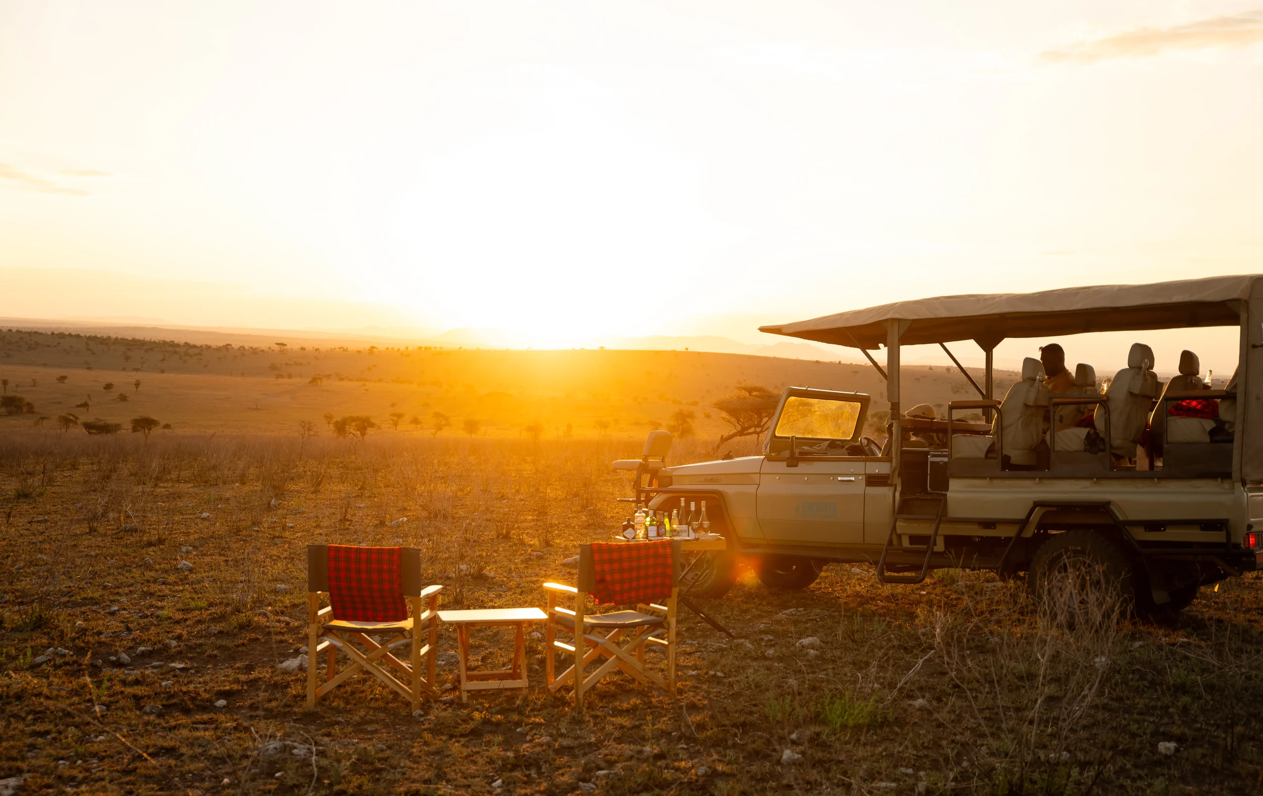Wild Wakati sundowners in the Serengeti
