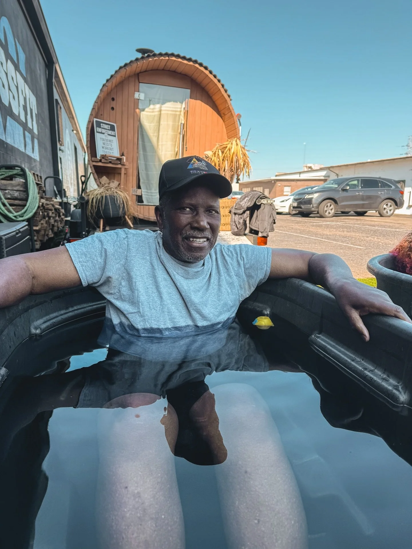 Everyone, meet Alonzo - he&rsquo;s one of the newest regulars at B&amp;E and we couldn&rsquo;t be more delighted to have him in our community! He&rsquo;s been to all our ice and fire flow and Josh&rsquo;s dry land training, absolutely crushed it. 

H