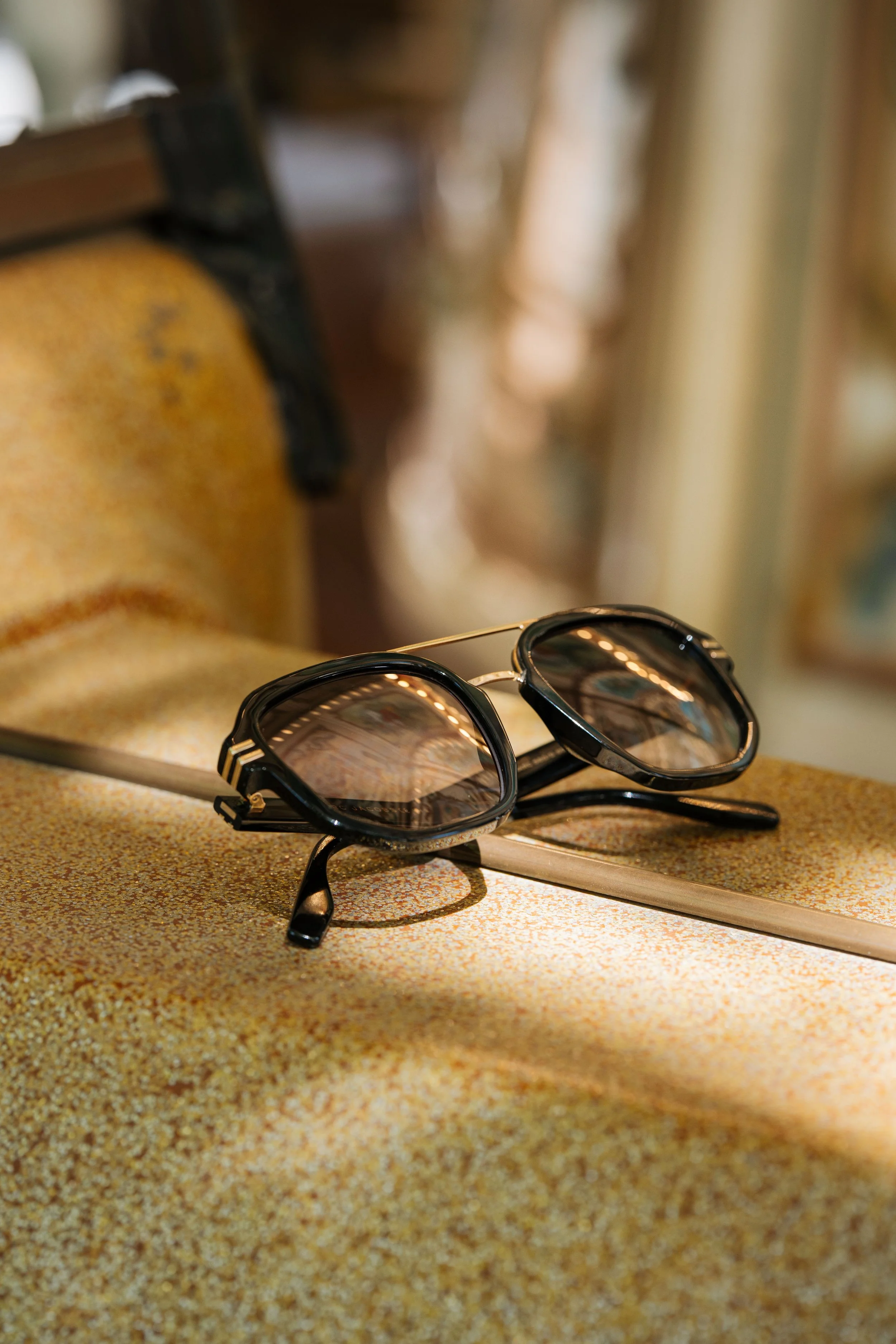 PHOTOGRAPHE POUR PROFESSIONNEL ET ENTREPRISE, REALISATION DE PHOTO PRODUIT PLEIN AIR STUDIO. Photos de lunettes pour un opticien, mise en valeur du produits ALBI TOULOUSE CASTRES