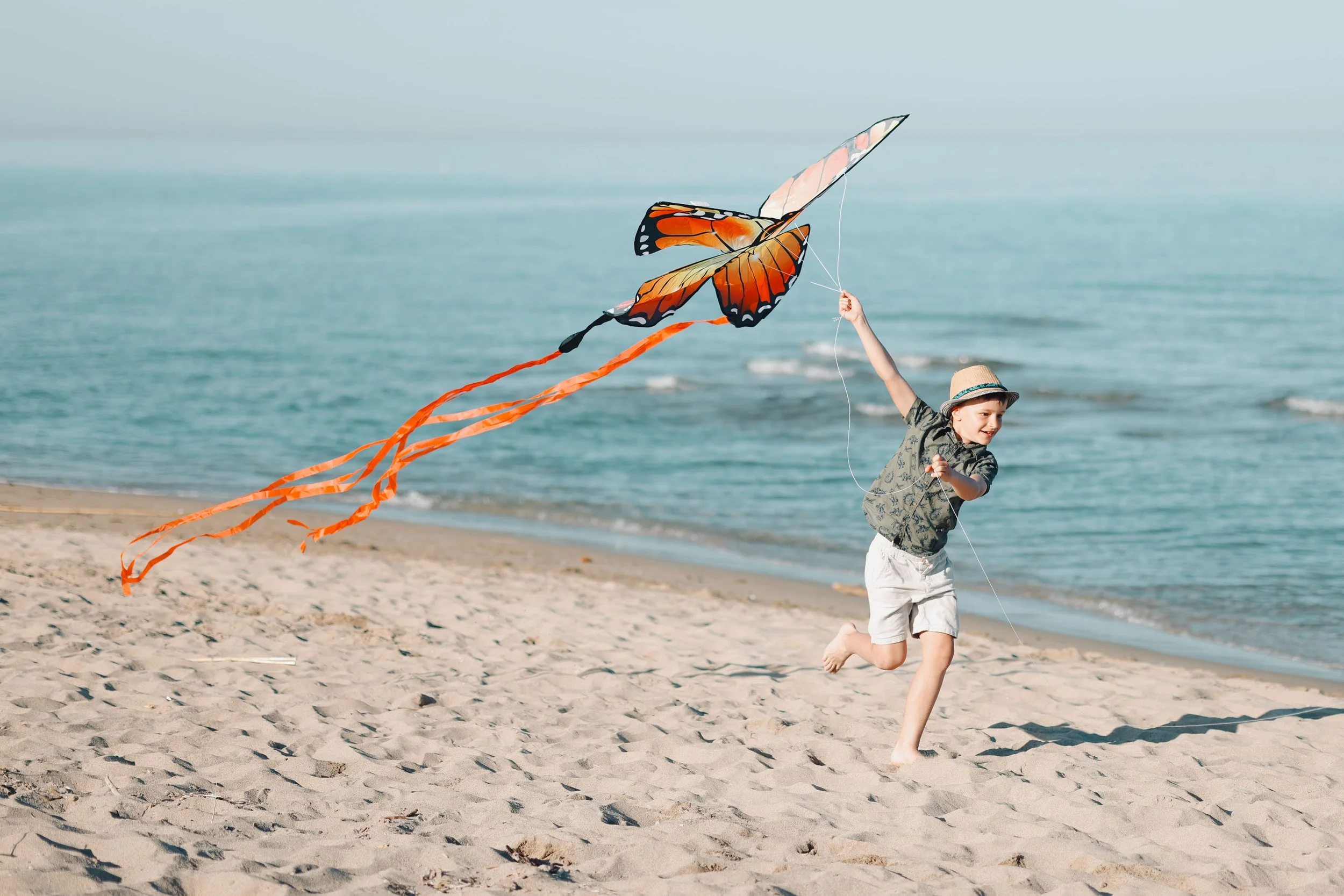 photographie de famille avec enfants dans une ambiance naturelle, réalisée par une photographe professionnelle qui pratique à CASTRES ALBI TOULOUSE et en occitanie