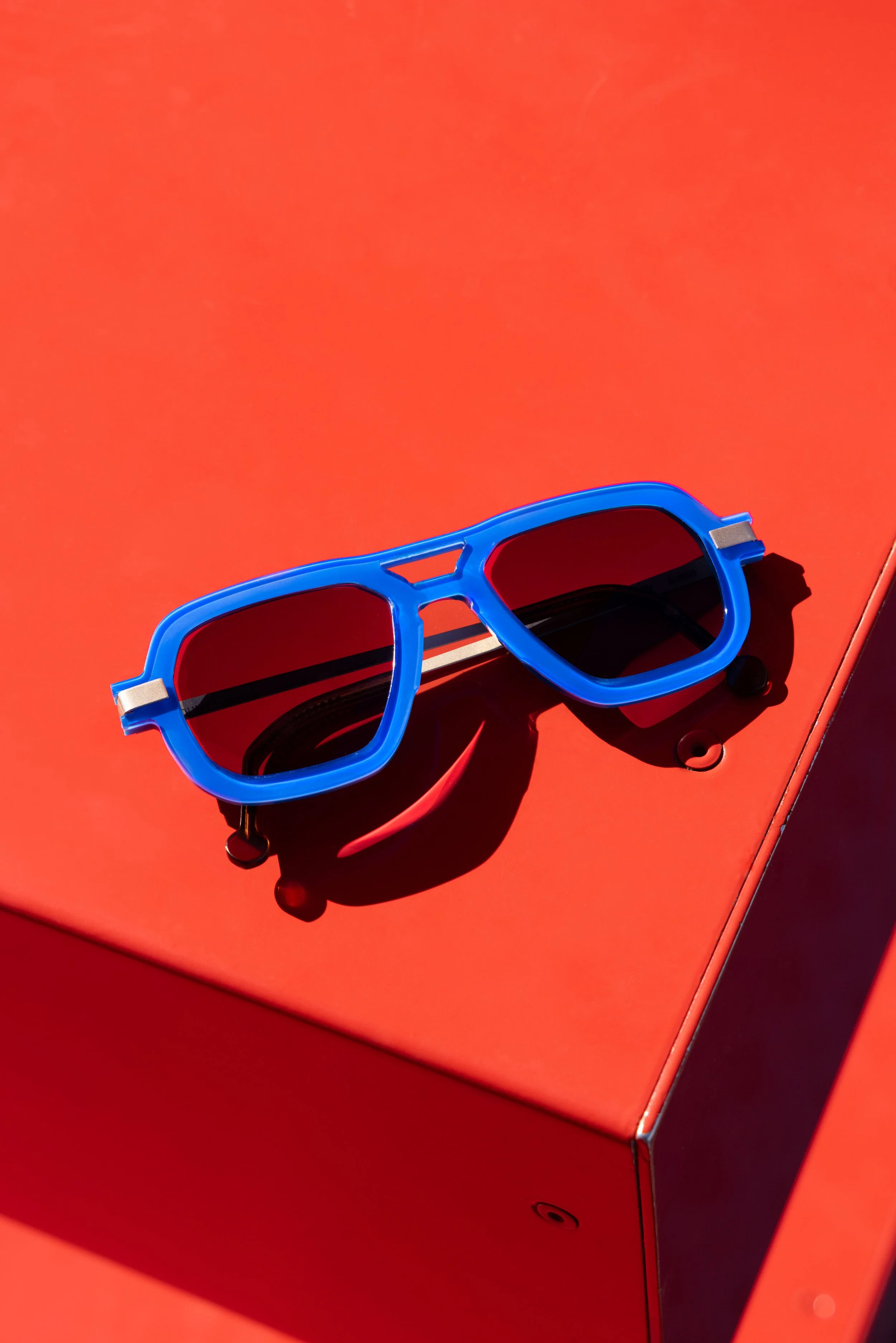 PHOTOGRAPHE POUR PROFESSIONNEL ET ENTREPRISE, REALISATION DE PHOTO PRODUIT PLEIN AIR STUDIO. Photos de lunettes pour un opticien, mise en valeur du produits ALBI TOULOUSE CASTRES