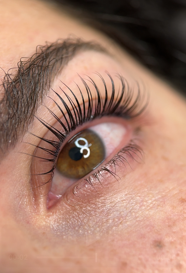 Descubre el lifting coreano, una técnica suave y eficaz para elevar tus pestañas y alinear tus cejas sin dañar el vello. Ideal para pieles sensibles, con resultados naturales que duran hasta 8 semanas.