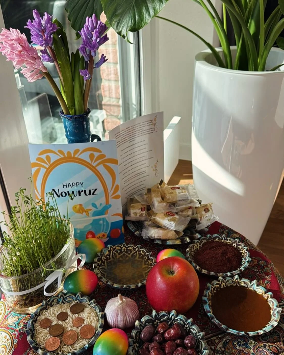 &lrm;Nowruz piruz💚

Morgen feiern wir den Beginn des Fr&uuml;hlings und das persische Neujahr &ndash; Nowruz!
Unser Tisch mit &ldquo;Haft Sin&rdquo; (هفت&zwnj;سین) symbolisiert Gl&uuml;ck, Gesundheit, Liebe und Wohlstand f&uuml;r das kommende Jahr.
