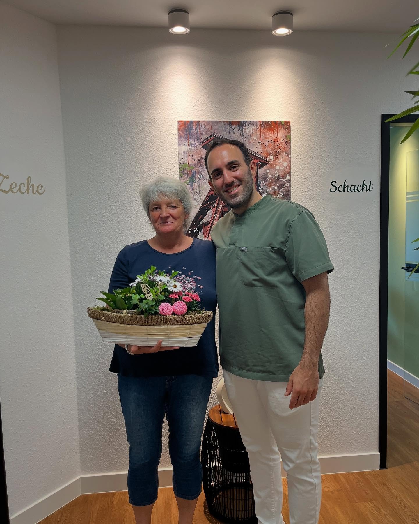 🌸 Abschied in den Ruhestand

Unsere liebe Raumpflegerin verabschiedet sich nach vielen Jahren in der Praxis in den wohlverdienten Ruhestand.

Mit Herz, Flei&szlig; und Verl&auml;sslichkeit hat sie stets f&uuml;r Sauberkeit und eine angenehme Atmosph