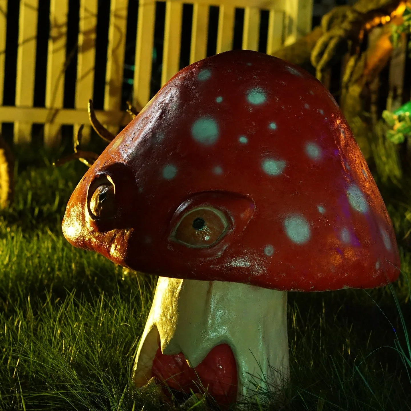 Psycho-delic Mushroom
 #halloween #homehaunt #homehaunter #yardhaunt #yardhaunter #halloweendecor #halloweendecorations #hauntpodcast #hauntcast #halloweendecoration #hauntedattractions #hauntedattraction #spookyseason #maker #makers #propbuilding #t