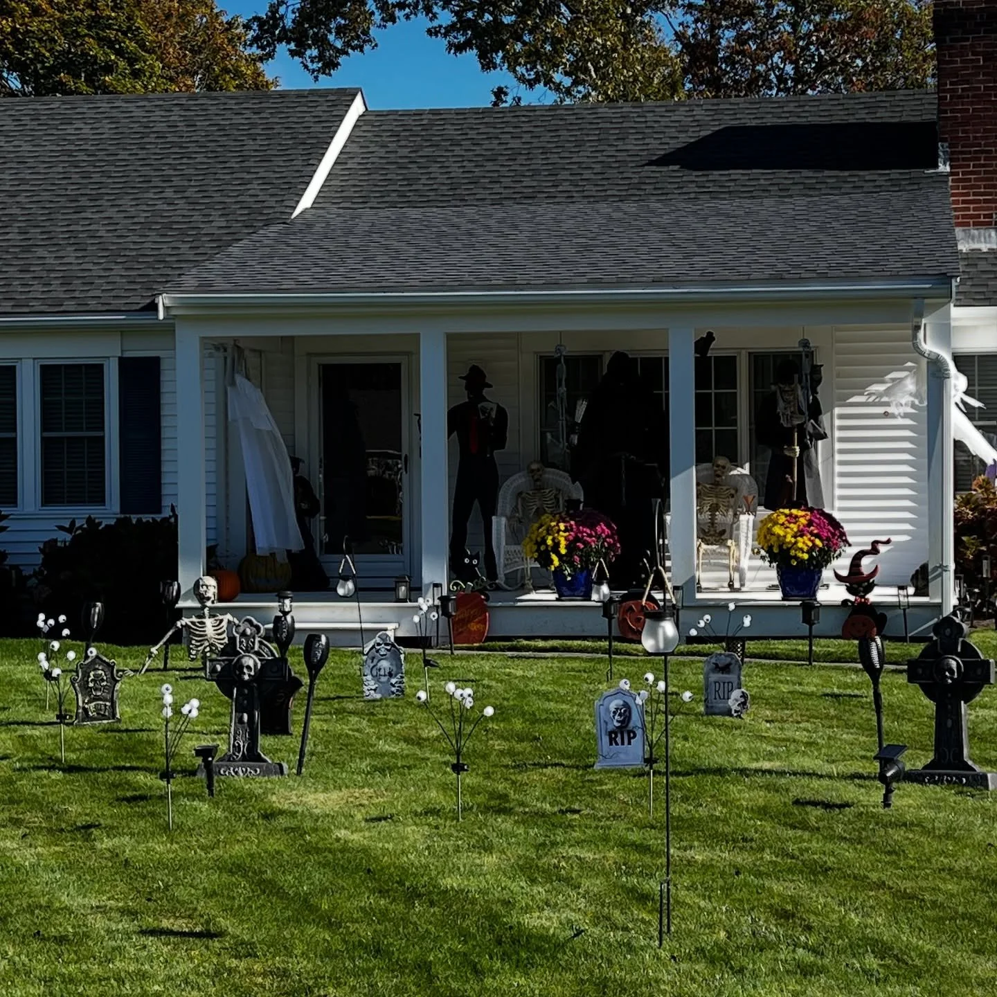 Another neighbor is getting into the spirit of the season. #halloween #homehaunt #homehaunter #yardhaunt #yardhaunter #halloweendecor #halloweendecorations #hauntpodcast #hauntcast #halloweendecoration #hauntedattractions #hauntedattraction #spookyse