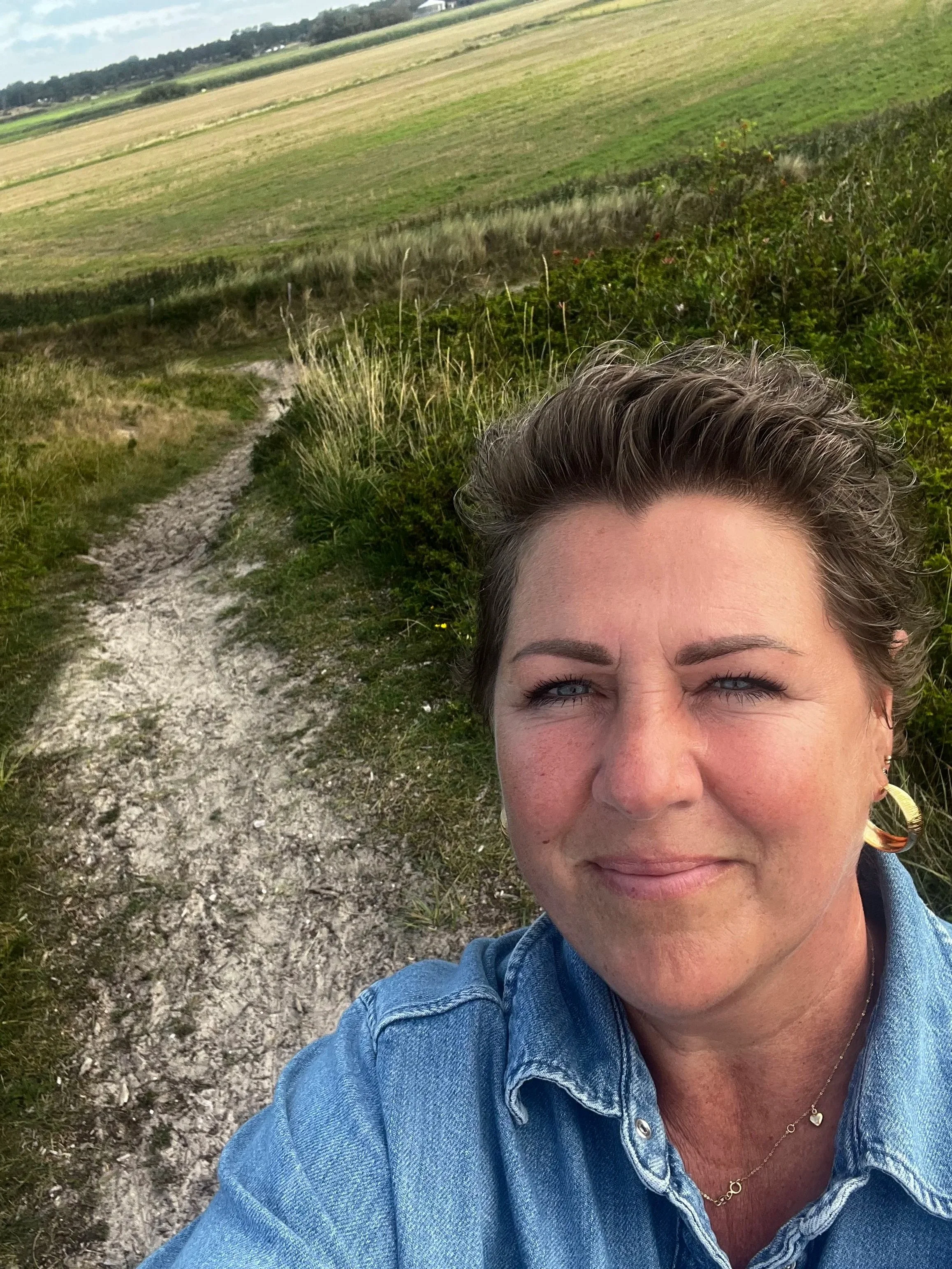 Bianca, coach, begeleider KAAT coaching, wandelt in de natuur