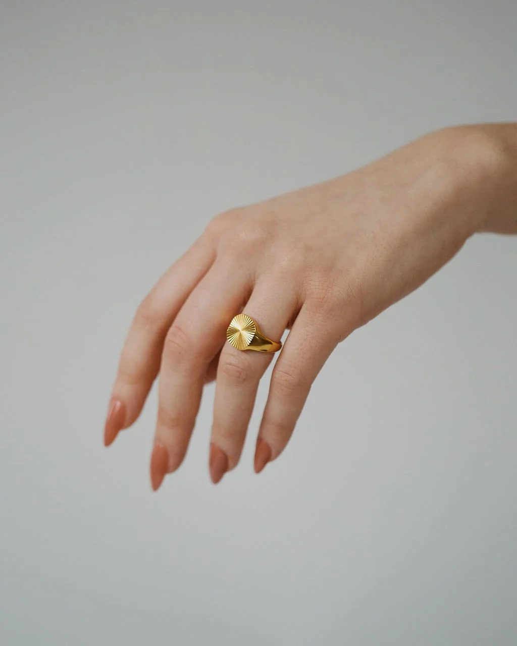 ⁠Some pieces don&rsquo;t just complete a look&mdash;they define it.⁠
⁠
The Sol Ring catches the light in a way that doesn&rsquo;t go unnoticed, but never feels like too much.⁠
⁠
Made from waterproof, hypoallergenic stainless steel, it&rsquo;s designe