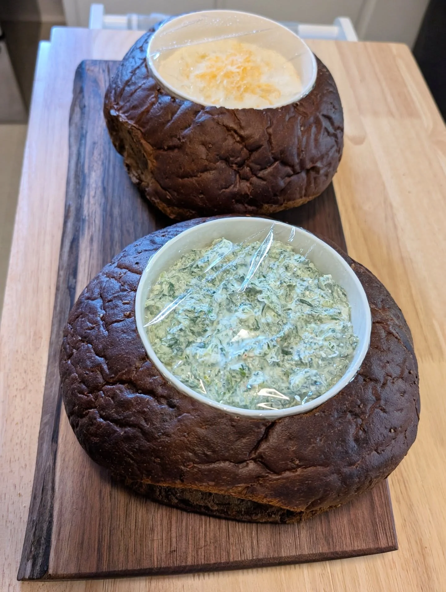 Happy Fall to all! 🍂 We brought along a simple beauty of a dark walnut slab to feature some pumpernickel loaves housing some of Dereck's homemade dips 🤌 We ended the gathering with some spooky cookie decorating (and I may have accidentally sent all
