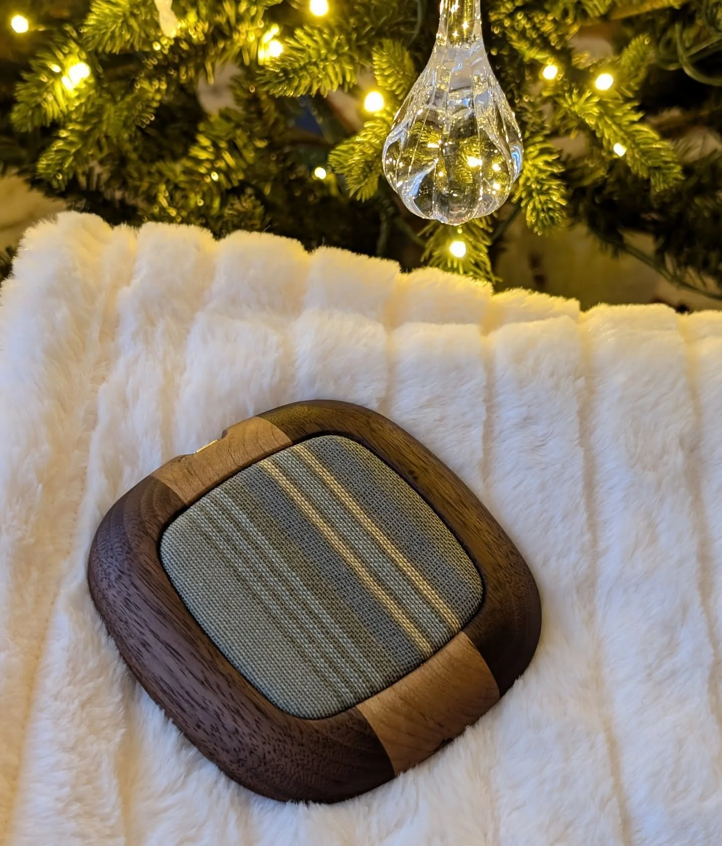 4 MORE SLEEPS until you can find us at Spirit of the Season aaaalll weekend in @downtownguelph 🎄😍 We can't wait! 

.
.
.
.
.
.
.
.
#downtownguelph #guelphontario #spiritoftheseason #wirelesscharger #phonecharger