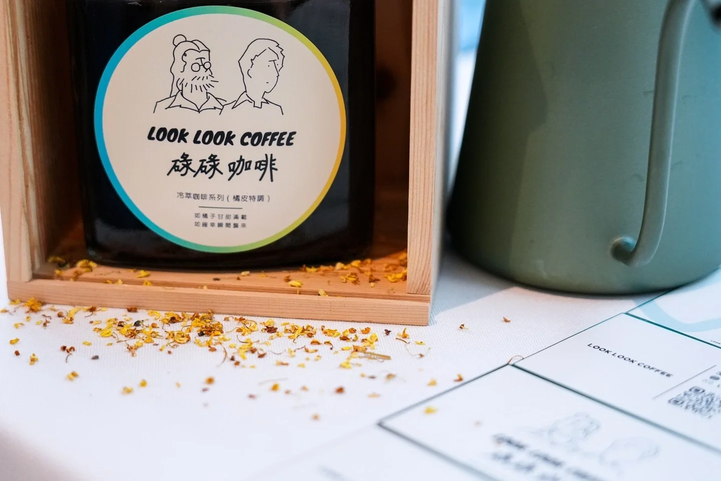 承蒙各方好友支持與厚愛，碌碌面世第二彈：Marketoo市集x Bubble.c - 靛の夏日祭@荃灣南豐紗廠，再次以完售好成績暫告一段落！🎉🥳勁開心X2，以下又嚟photo dump time～～～😆

追夢、創業之路不易走，雖然碌碌對冷萃三傑都幾有信心，但擺市集當下難免會諗：賣唔哂點搞呢？禾哋有無貢多親朋戚友？碌碌兩條友隊哂佢？對產品嘅信心同對銷售表現嘅信心之間天人交戰，有如薛丁格的貓，不過再次強調，碌碌冷萃三傑真係好嘢嚟架！！

咖啡新意念與其執行能夠碌出世面已屬萬幸，從來不敢奢望順