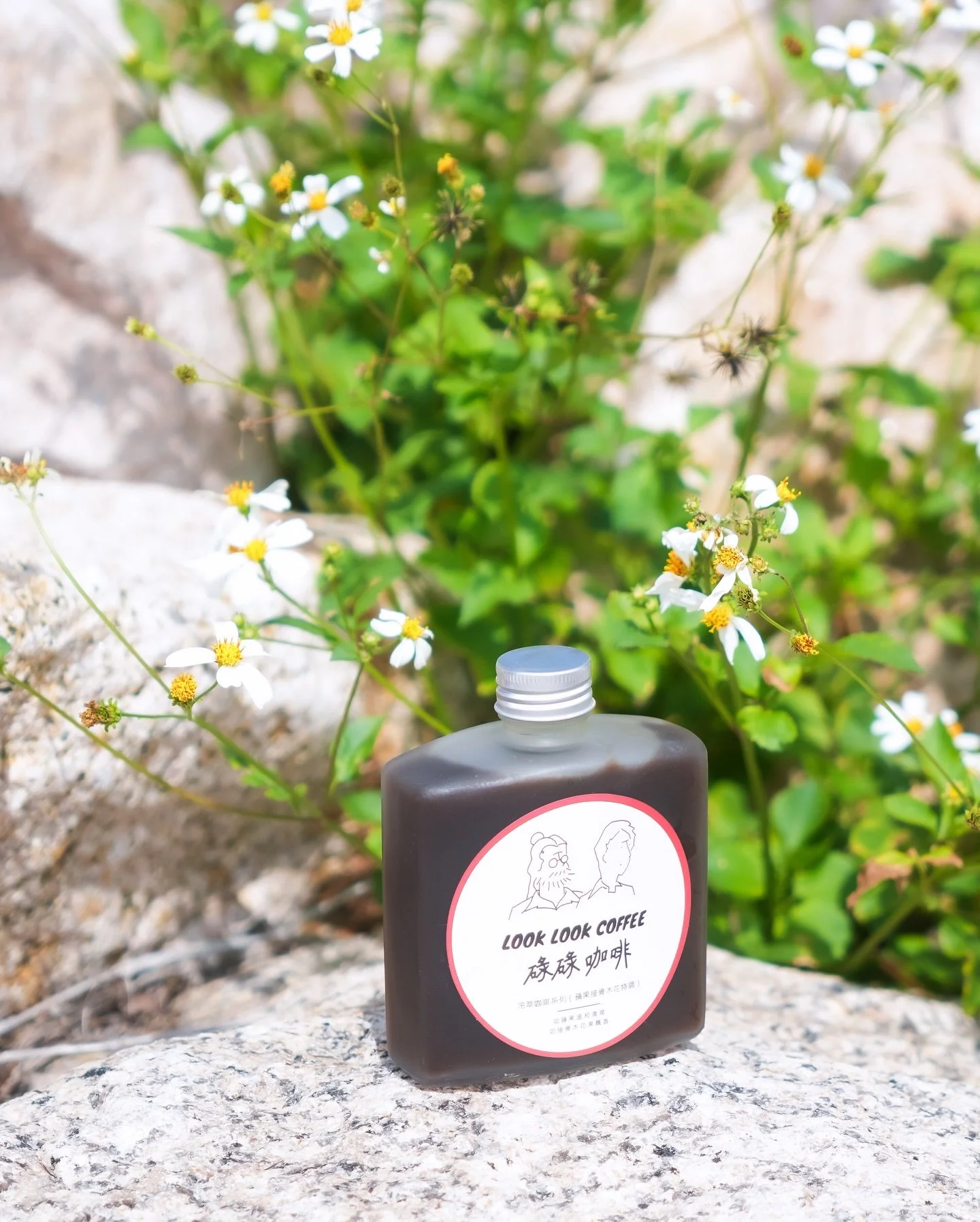 炎炎夏日悄然又至🥵 How about來多口Cold Brew &amp; Chill?

一口清爽驅走悶熱！碌碌冷萃咖啡系列（四），全新口味：蘋果接骨木花特調！取蘋果中性、溫和調性，入口舒爽清潤，混和接骨木花嘅淡雅香氣，今個夏天，毫無負擔地一口接一口！🥰

碌碌再度推陳出新，We bet you once more，從來未試過咁嘅口味同質地嘅cold brew🍷 Wanna try some？6月14、15號！今個星期六日，嚟D2 Place ONE 【Back to 80s 復古懷舊市