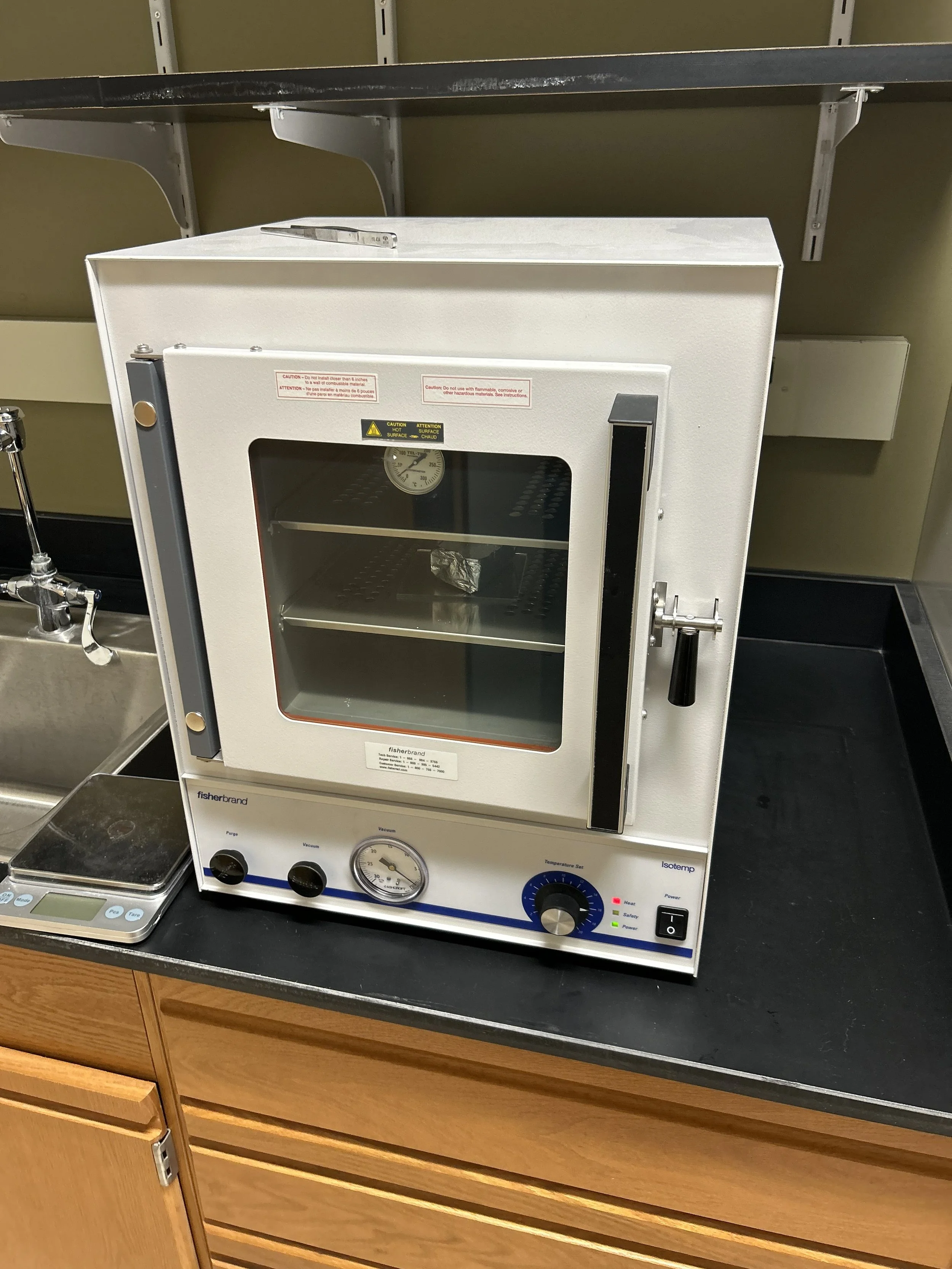 Vacuum oven used to remove moister from similar particles