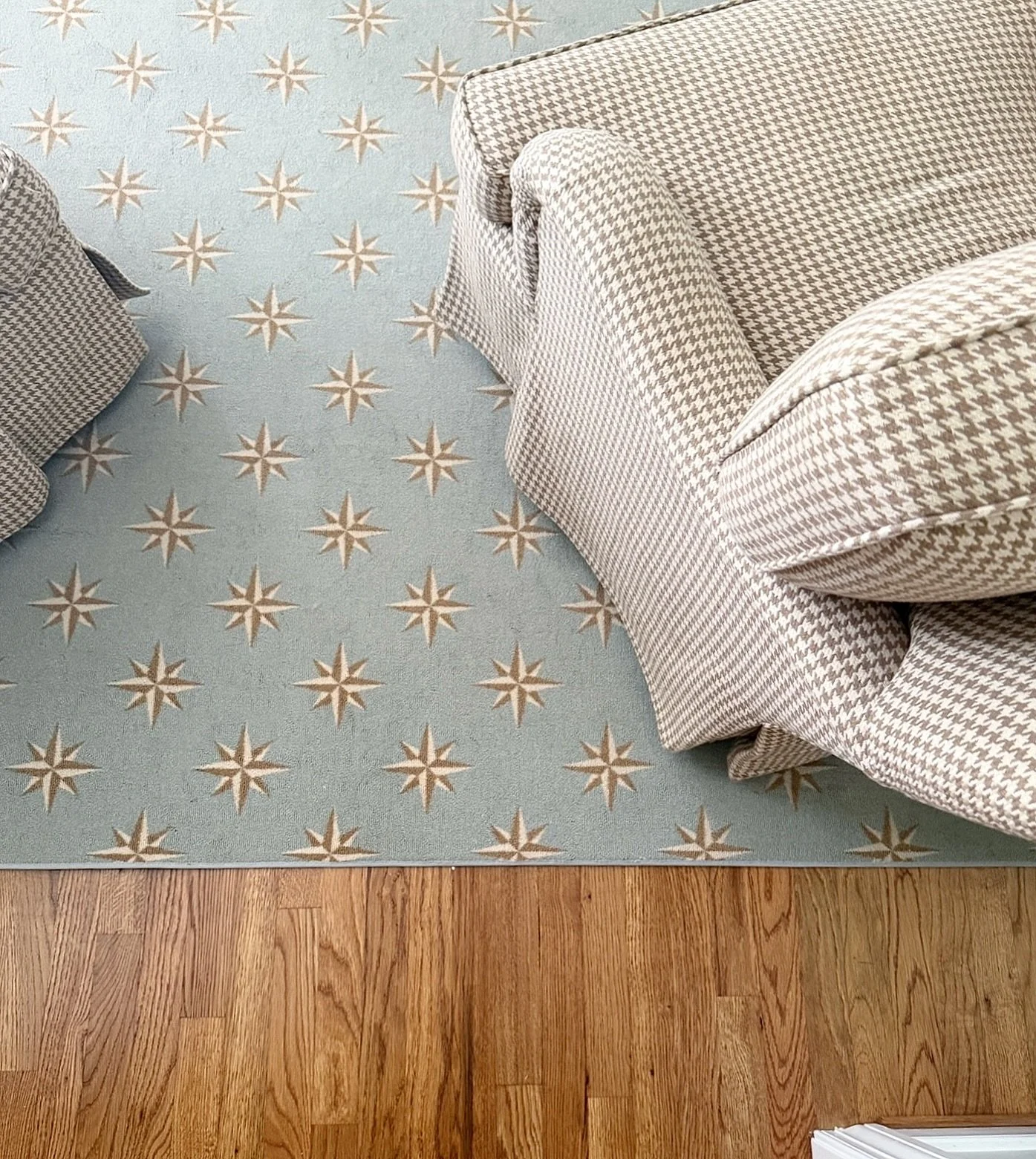 Fun pattern combo happening here 🌟 Loving how the starry Stanton rug pairs with these Lee swivel chairs for this Richmond living room. 

.

.

. 

#InteriorDesign #HomeDesign #EmilyVirginiaDesign #DesignDetails #InspiredInteriors #FreshDesign #Inter