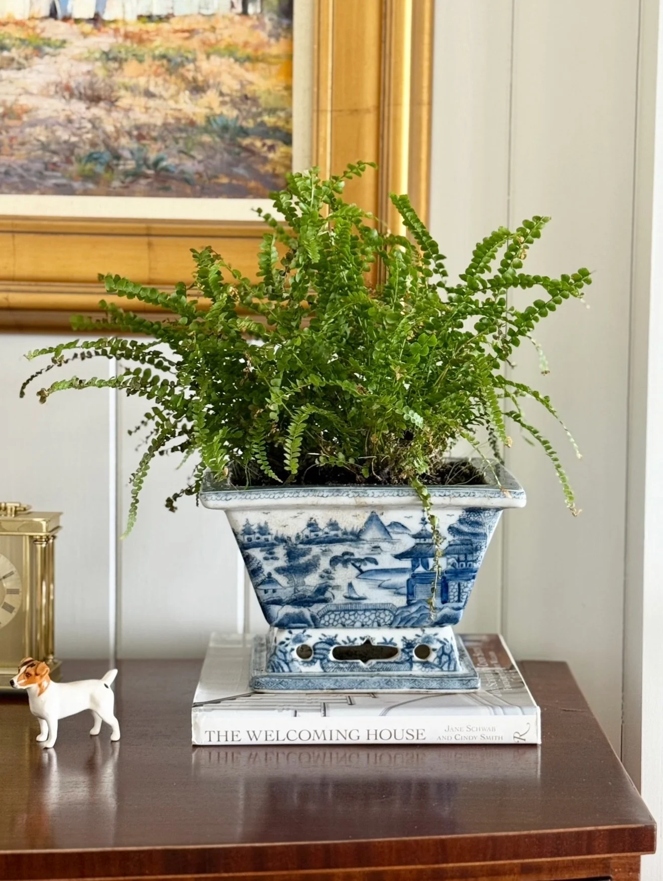 Collected and lived-in✨ Styling with some great pieces today!

(And a favorite painting by my very own mother, @wendeszyperski.fineart )

.

.

.

.

#InteriorDesign #HomeDesign #HomeInteriors #EmilyVirginiaDesign #Accessorizing #DesignDetails #Inspi