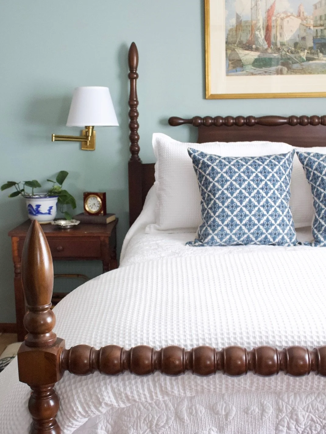 A peek inside the side Guest House at the Orchard Point project💫 Simple layers, soft light, and a calm palette making it a cozy place to land. 

.

.

. 

. 

#InteriorDesign #Interiors #InteriorStyling #EmilyVirginiaDesign #DesignDetails #Bedroom #