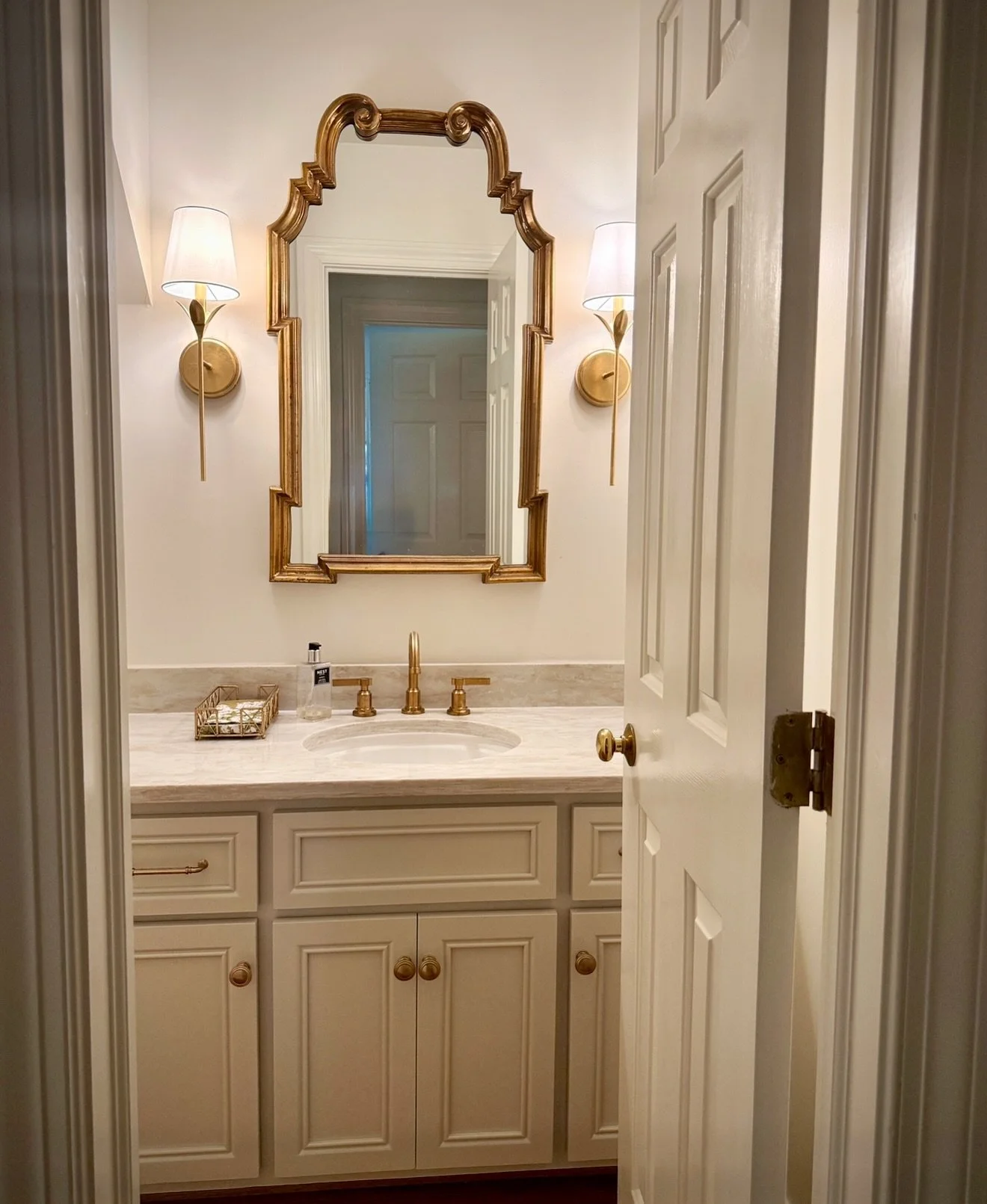 Powder Bath transformation ➡️

.

.

.

.

#InteriorDesign #BathroomDesign #HomeDesign #HomeInteriors #EmilyVirginiaDesign #PowderBath #bathroominspo #DesignDetails #funbathroom #bathroominspiration #TimelessInteriors #TransitionalStyle #atxinteriord