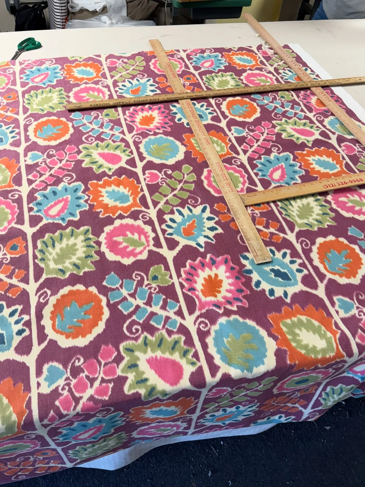 Pillows incoming❣️ &hellip;after a very patient wait for fabric, it&rsquo;s go time ✂️

.

.

.

#EmilyVirginiaDesign #InteriorDesign #Interiors #fabriccutting #workroommagic #behindthedesign #brunschwigandfils #PatternPlay #fabric #PillowInspo #pill