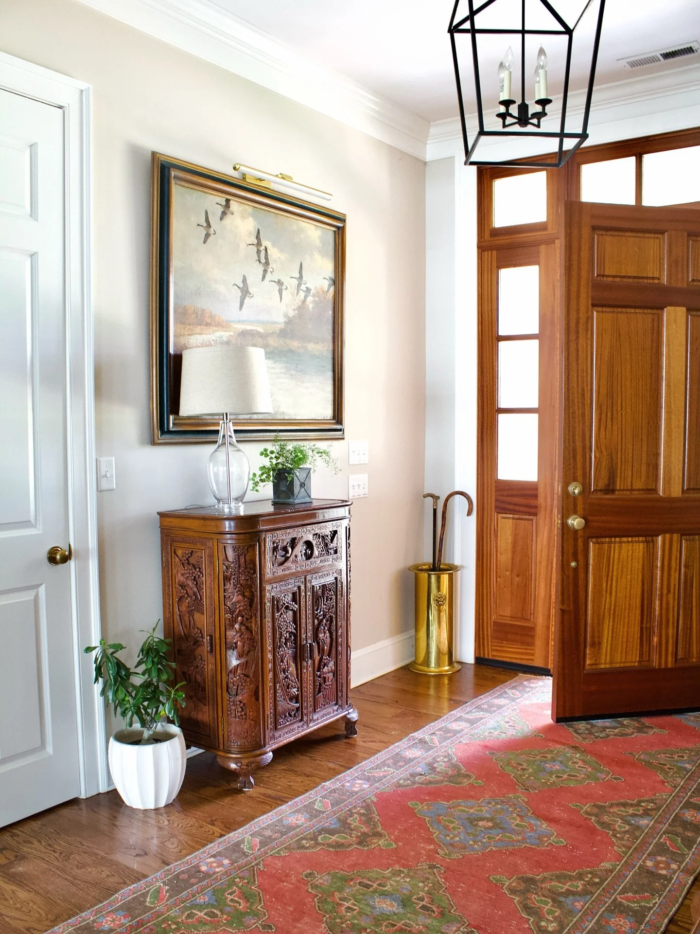 A warm welcome for the incoming holiday bustle 🍁

.

.

.

#EmilyVirginiaDesign #InteriorDesign #Interiors #InteriorInspiration #entry #entryinspo #entryinspiration #traditionalentry #turkishrunner #cozyentry #welcominghome #welcomingentry #frontdoo