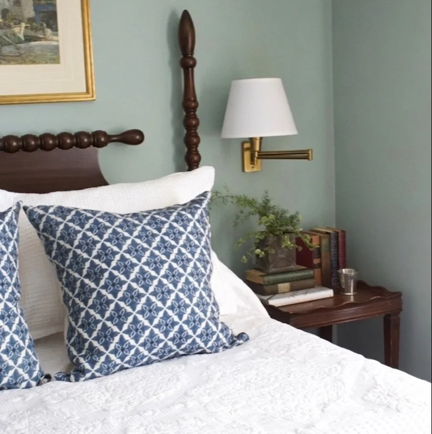 Crisp white bedding for spring 🧺 

. 

#interiordesign #emilyvirginiadesign #beddinginspo #bedroomdesign #residentialinteriors