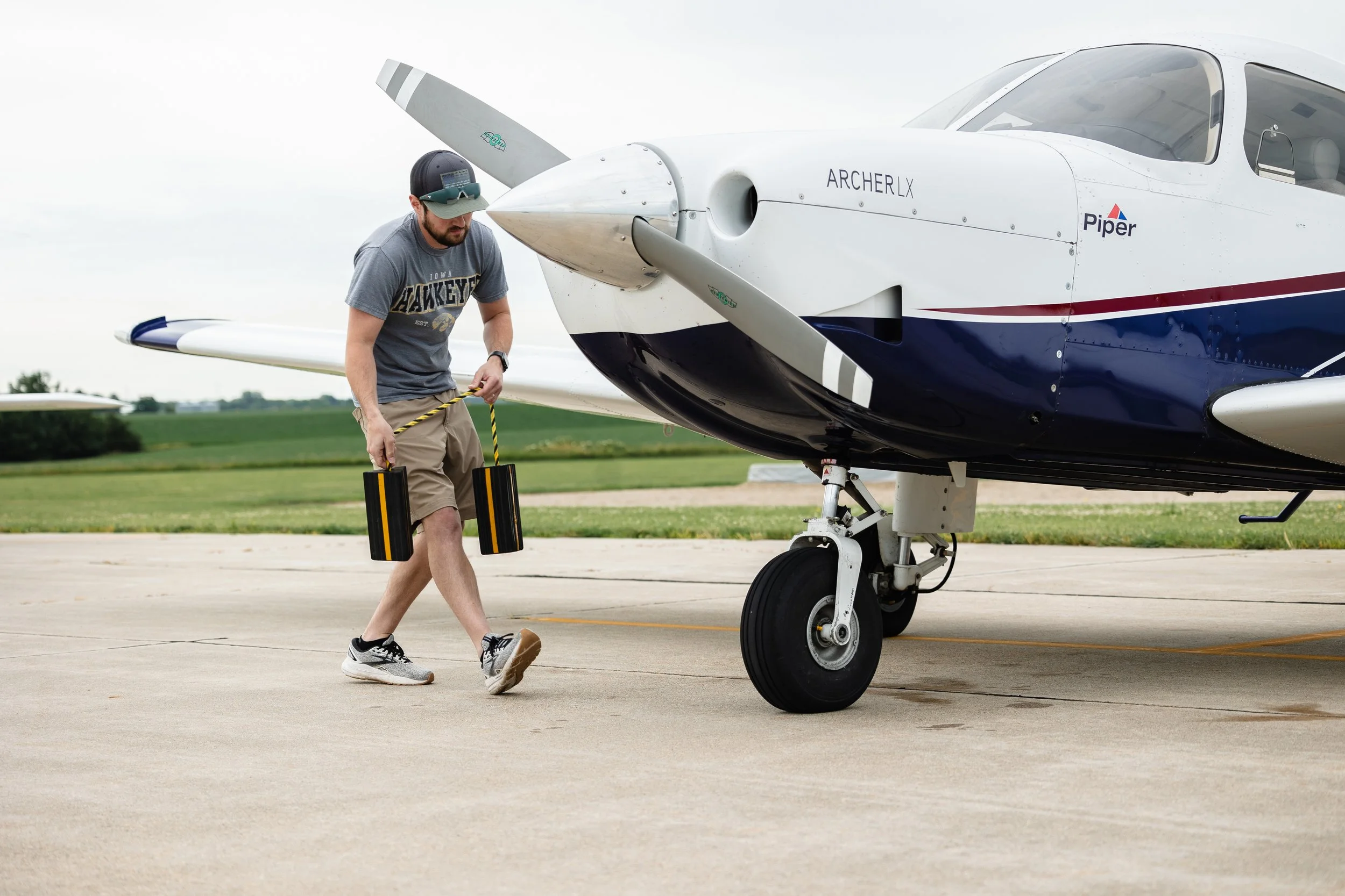 Piper Archer training aircraft on the ramp at Des Moines International Airport (KDSM)