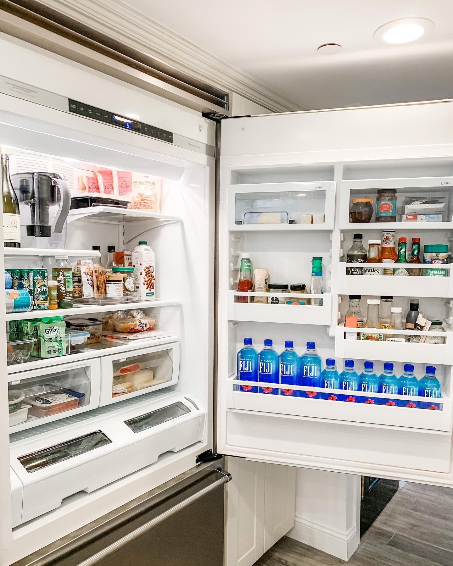 Back at it with one of our favorite places to organize - the fridge 🙌🏼