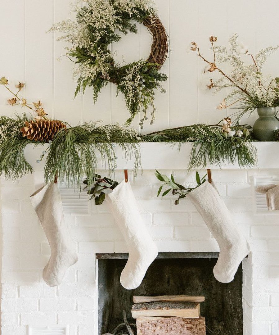 we love decorating for the holidays but sometimes it gets visually overwhelming to bring in all of the colorful decorations! 🙈 we&rsquo;re loving @jennikayne &lsquo;s take on holiday decorating with this neutral but festive theme to keep your space 