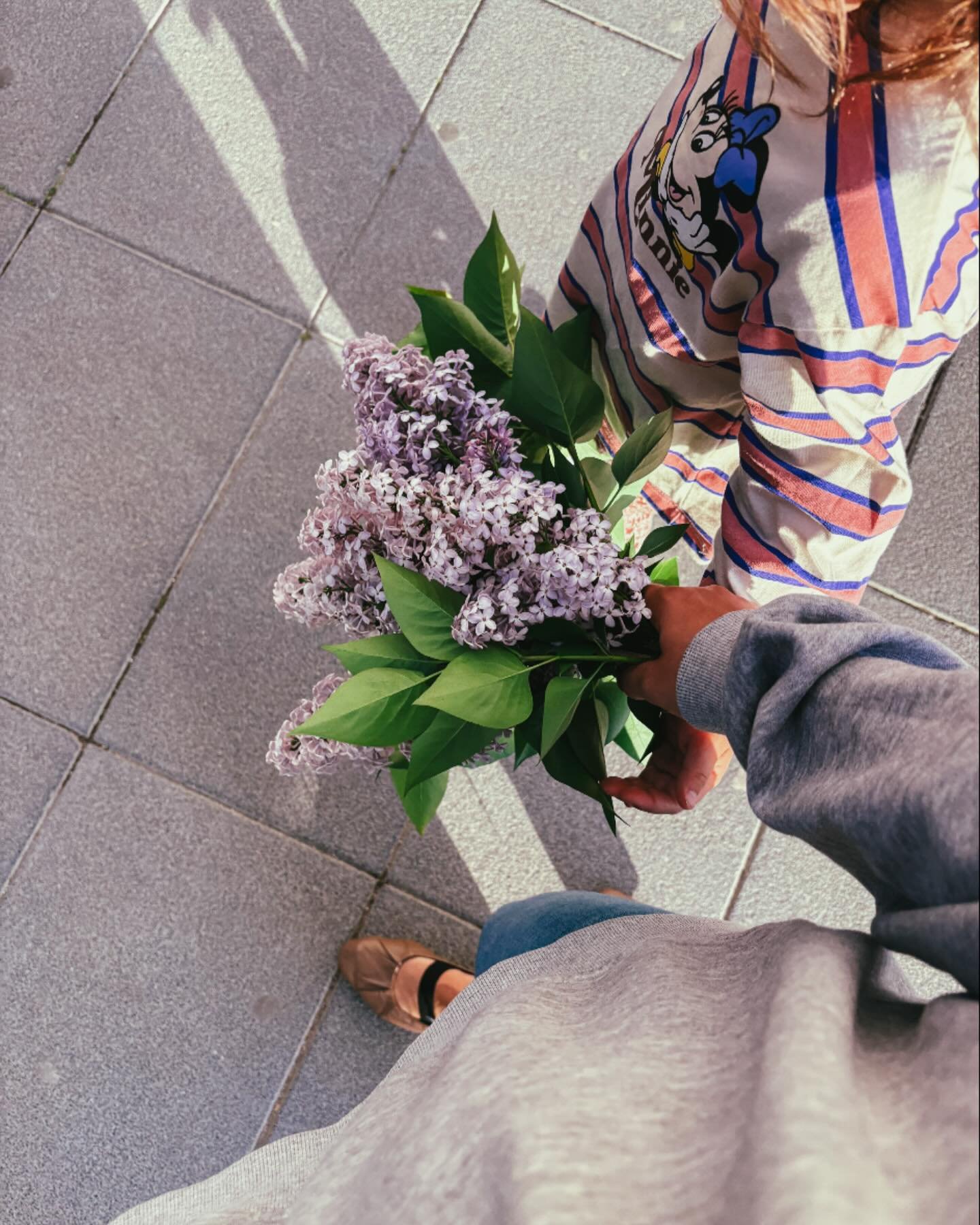 Bukiet bzu zerwanego w drodze po świeże pieczywo, słońce na twarzy i mała dłoń w mojej. Nawet zwykły wtorek potrafi smakować jak scena z filmu. 
Epizod 8644678833 romantyzowania życia.

#family #rodzina #lifestyle #style #romanticlife #Calm #spain #p