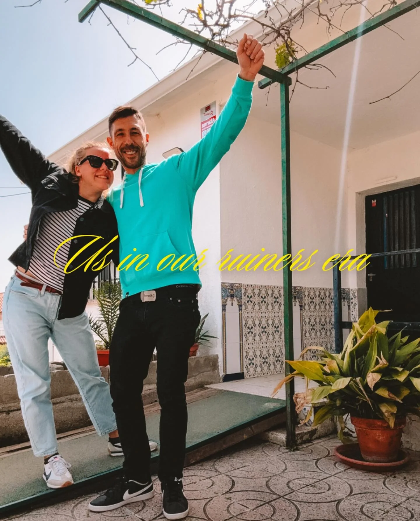 Scroll its just is in our ruiners era&hellip;
Oh did I mention that we bought a house?! 🥹🥳

Scroll, solo somos nosotros en nuestra era de ruina&hellip; &iexcl;Ah! &iquest;Mencion&eacute; que hemos comprado una casa? 🥹🥳

#newchapter #ruiners #home
