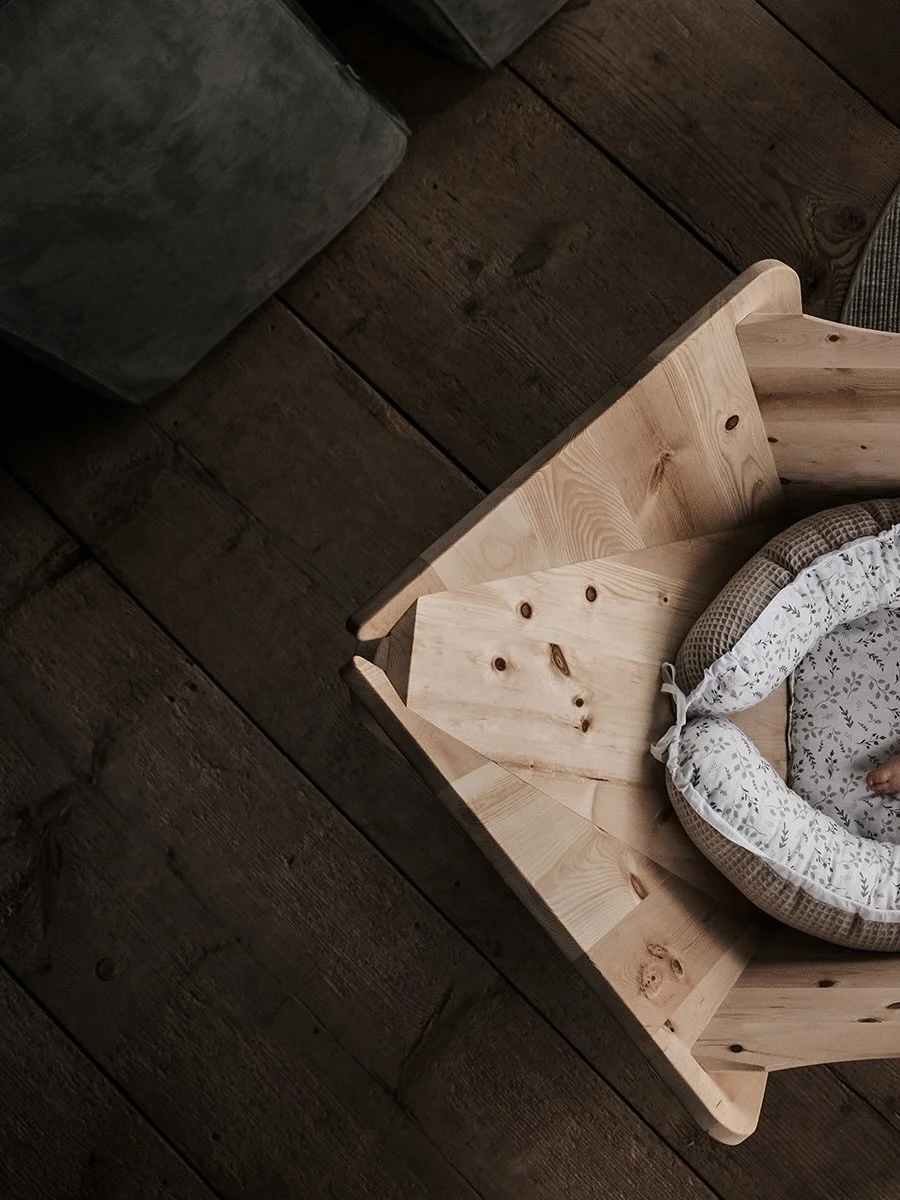 ✨ We are back for good ✨

Nach einer Pause melden wir uns endlich wieder &ndash; voller neuer Energie und Ideen. 🍼💫
Und was k&ouml;nnte diesen Moment besser symbolisieren als friedlicher Schlaf in unserer handgefertigten Zirbenwiege? 🌲💤

Ort: Pri