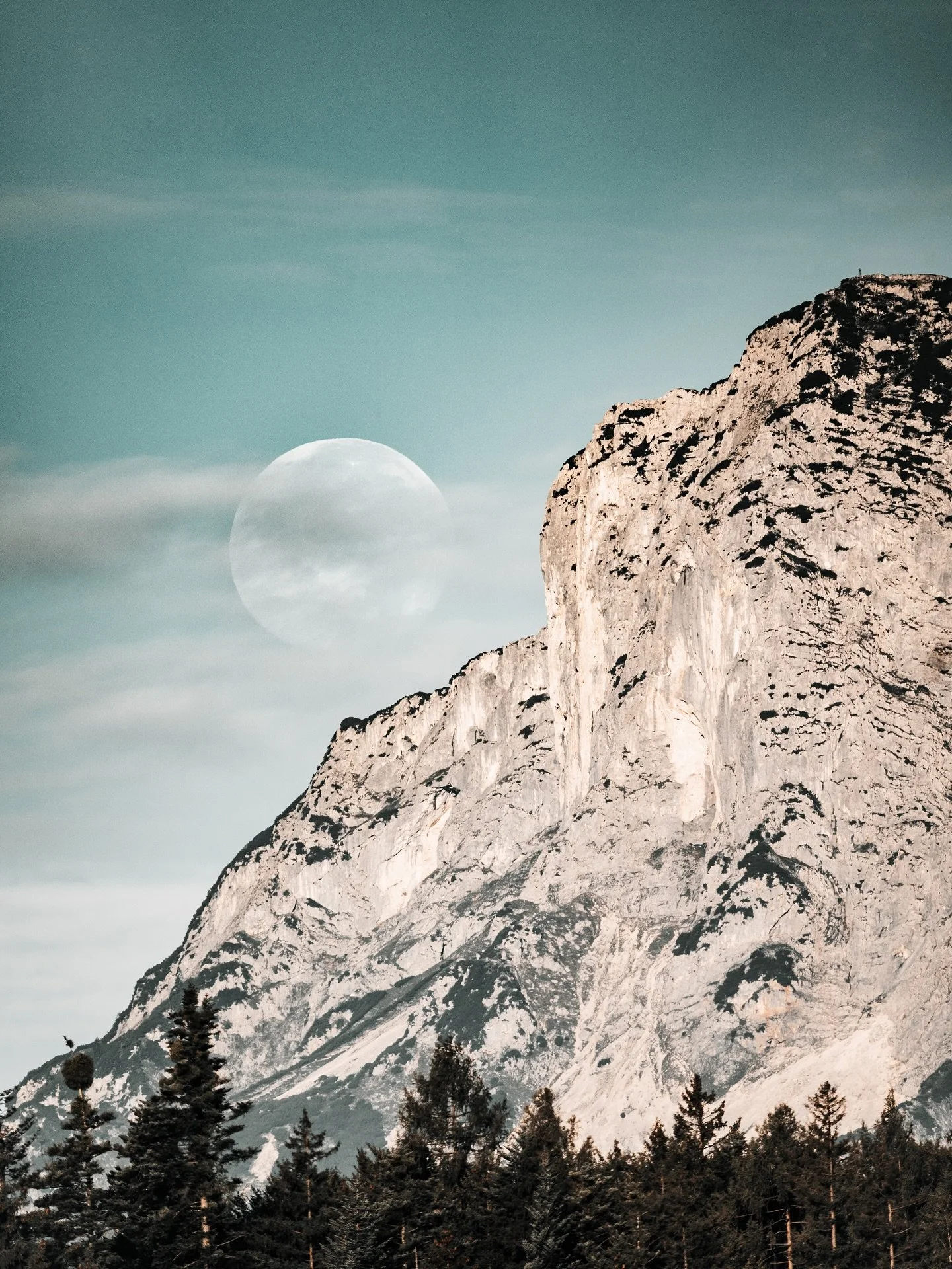 ✨ Heimat mit Herz ✨

Im idyllischen Adnet, nur einen Marmorsteinwurf von Salzburg entfernt, entstehen die handgefertigten Wiegen von www.wiegenliebe.at. 🪵🌿

🏔 Umgeben von den Bergen des Tennengebirges
🏡 Bekannt als das &bdquo;Marmor-Dorf&ldquo; m