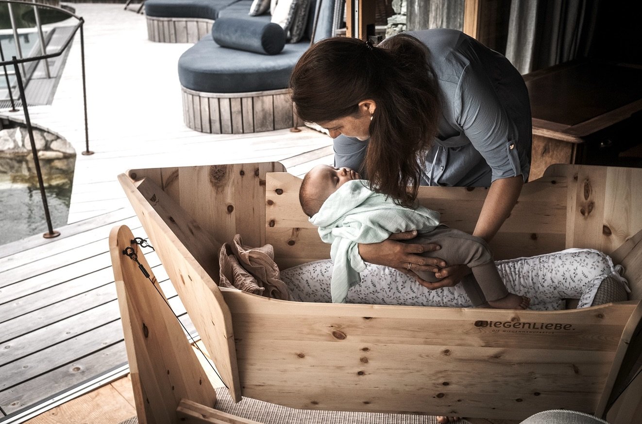 😇 Es sind die leisen Momente, die f&uuml;r immer bleiben. Wenn eine Mutter ihr Neugeborenes behutsam in die Wiege legt, beginnt eine Geschichte &ndash; von Geborgenheit, von Liebe, von Tradition. 

🧸 Unsere Babywiegen aus edlem Zirbenholz sind mehr