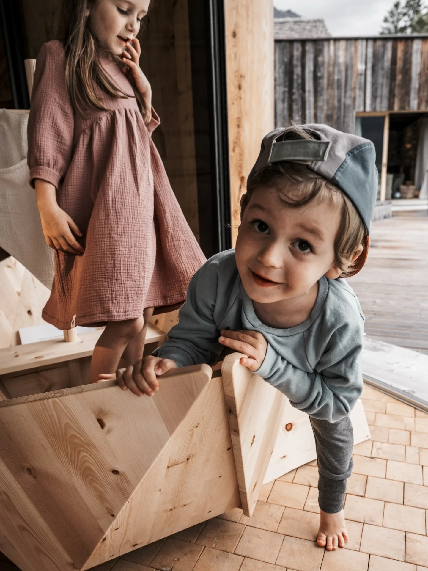 Vom sanften Schlummern zur gro&szlig;en Abenteuerlust. 🚀💛
Unser wandelbares Premium-Kinderm&ouml;bel zeigt, was echte Nachhaltigkeit bedeutet:
Eine Babywiege, die sp&auml;ter zum liebevoll gestalteten Spielschiff wird &ndash; R&uuml;ckzugsort, Fant