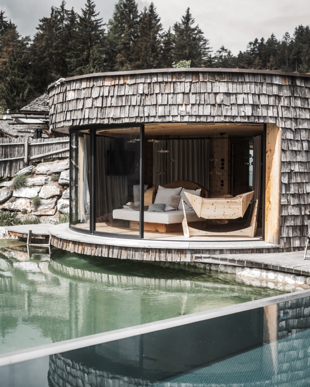 Unsere Wiegenliebe-Babywiege &ndash; hier in der traumhaften Villa Wossa &ndash; zeigt sich von ihrer sch&ouml;nsten Seite: 

Umgeben von naturvergrautem Holz, einem kuschligen Doppelbett und dem Naturteich mit beheiztem Pool in Mitten einer wunderba