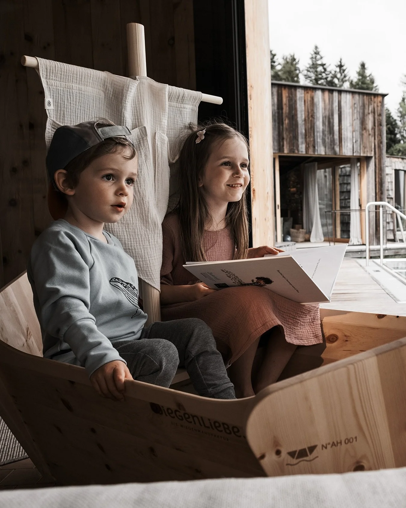 Ahoi, kleine Kapit&auml;n:innen! ⛵✨

Von der Wiege zum Abenteuerschiff &ndash; unsere Wiegenliebe w&auml;chst mit euren Tr&auml;umen mit. Was mit sanftem Schaukeln beginnt, wird zum Piratenschiff, zur Meeresjacht oder zum geheimen Versteck auf hoher 