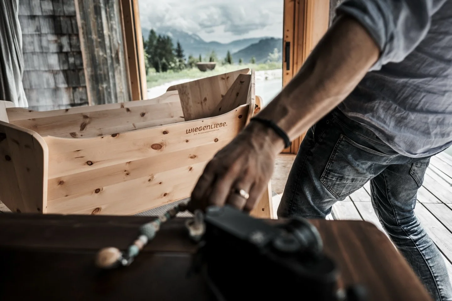 ✨ Der allererste R&uuml;ckzugsort ✨
Sanft schaukelnd, umh&uuml;llt vom beruhigenden Duft des Zirbenholzes &ndash; hier beginnt die Reise.

🌿 Handgemacht in Kuchl
In unserer Partnertischlerei entsteht jede Wiege in liebevoller Eigenproduktion. Zirben