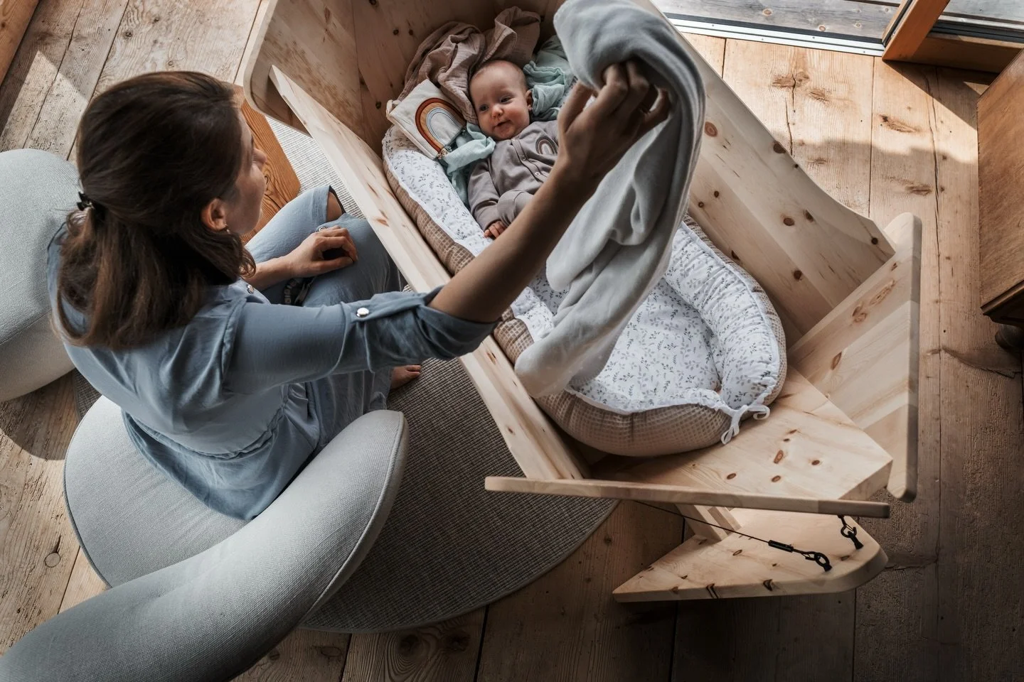 Geborgenheit, die man sieht ✨

Dieses L&auml;cheln sagt alles &ndash; wenn Babys sich wohlf&uuml;hlen, strahlen sie von innen heraus.
Unsere Babywiege aus nat&uuml;rlichem Zirbenholz schafft einen ganz besonderen Ort der Ruhe und Geborgenheit. 

Hier