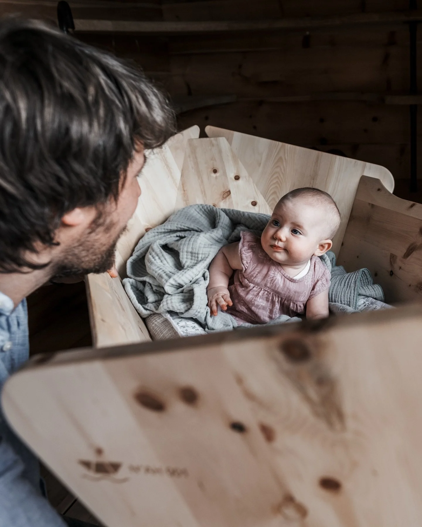 Familienbett oder eigenes Nest &ndash; was ist &bdquo;richtig&ldquo;? 🤍

Diese Frage begegnet so vielen Eltern und oft schwingt dabei Unsicherheit mit.

Die Wahrheit ist:

Es gibt nicht den einen richtigen Weg. Aber es gibt Wissen, das euch helfen k