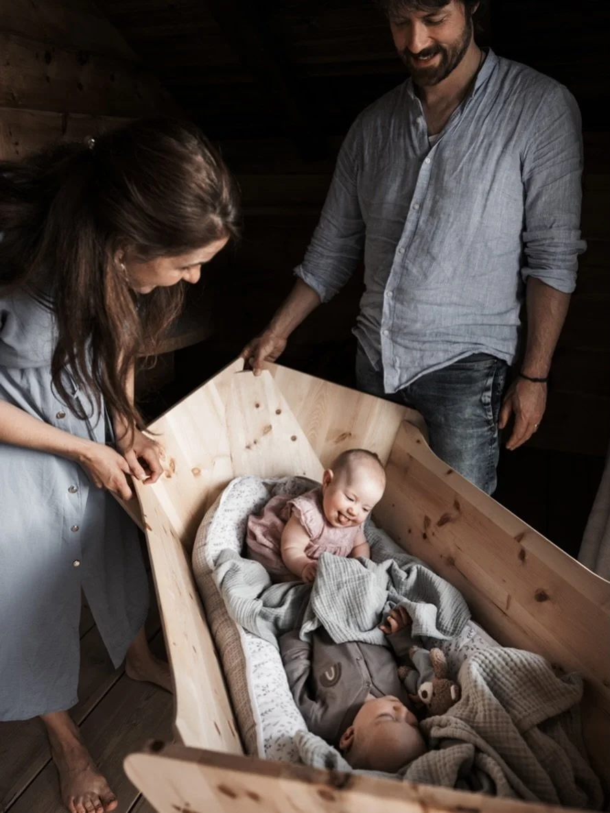 🍀 Schlafen k&ouml;nnen wir alle &ndash; aber gleichzeitig? 
Das ist die wahre Kunst. ✨

Eltern von Mehrlingen wissen: Wer zuerst schl&auml;ft, gewinnt. Wer als zweiter schl&auml;ft&hellip; weckt den ersten.
Aber wenn es so fein ist der Zirbenwiege! 