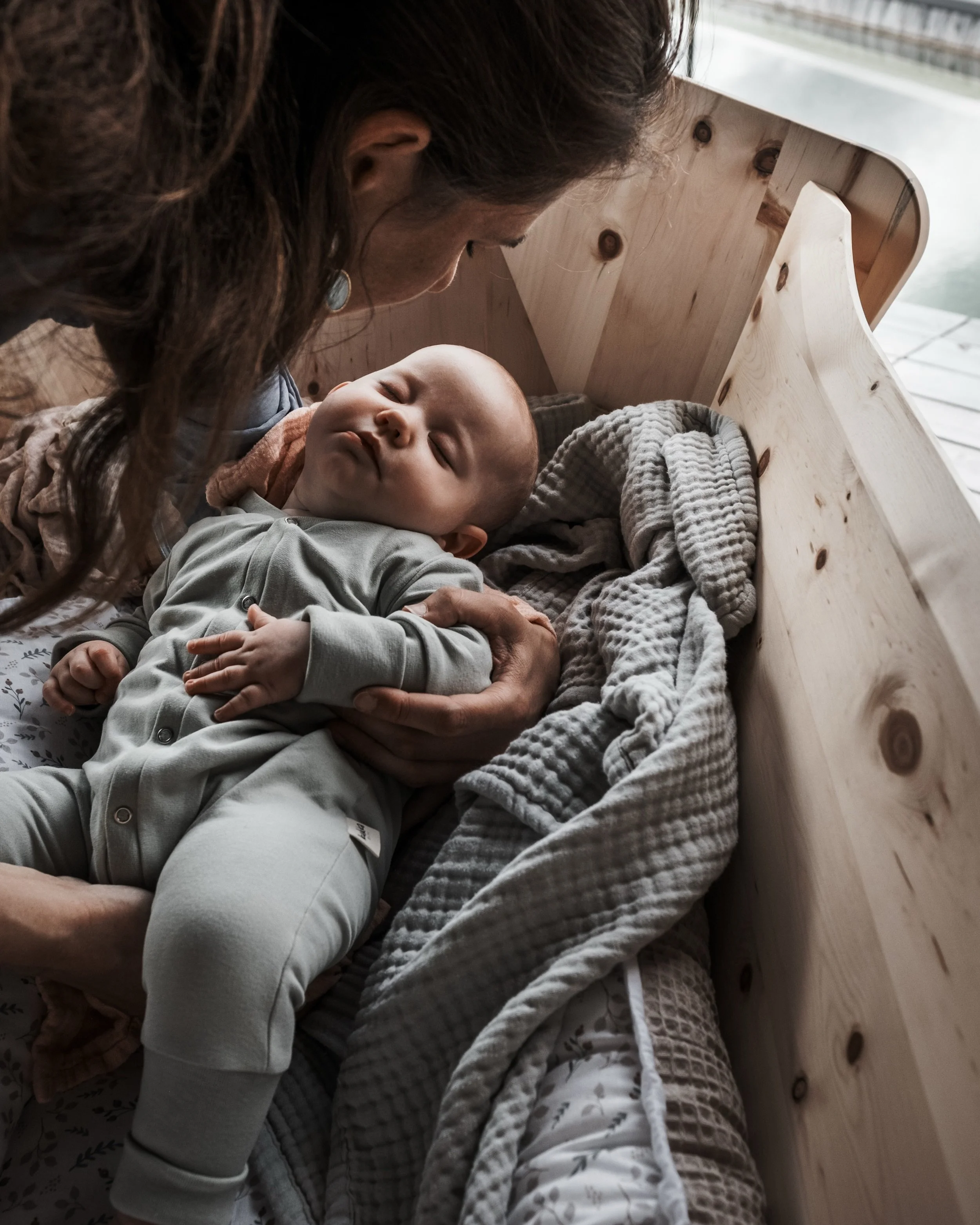 Wir bauen Wiegen aus Zirbe.
Aber das erste Nest seid immer ihr. 🤍
Danke, Mamas dieser Erde.
&mdash;
F&uuml;r die H&auml;nde, die tragen, bevor wir laufen k&ouml;nnen.
F&uuml;r die Stimme, die beruhigt, bevor wir Worte verstehen.
F&uuml;r die W&auml;