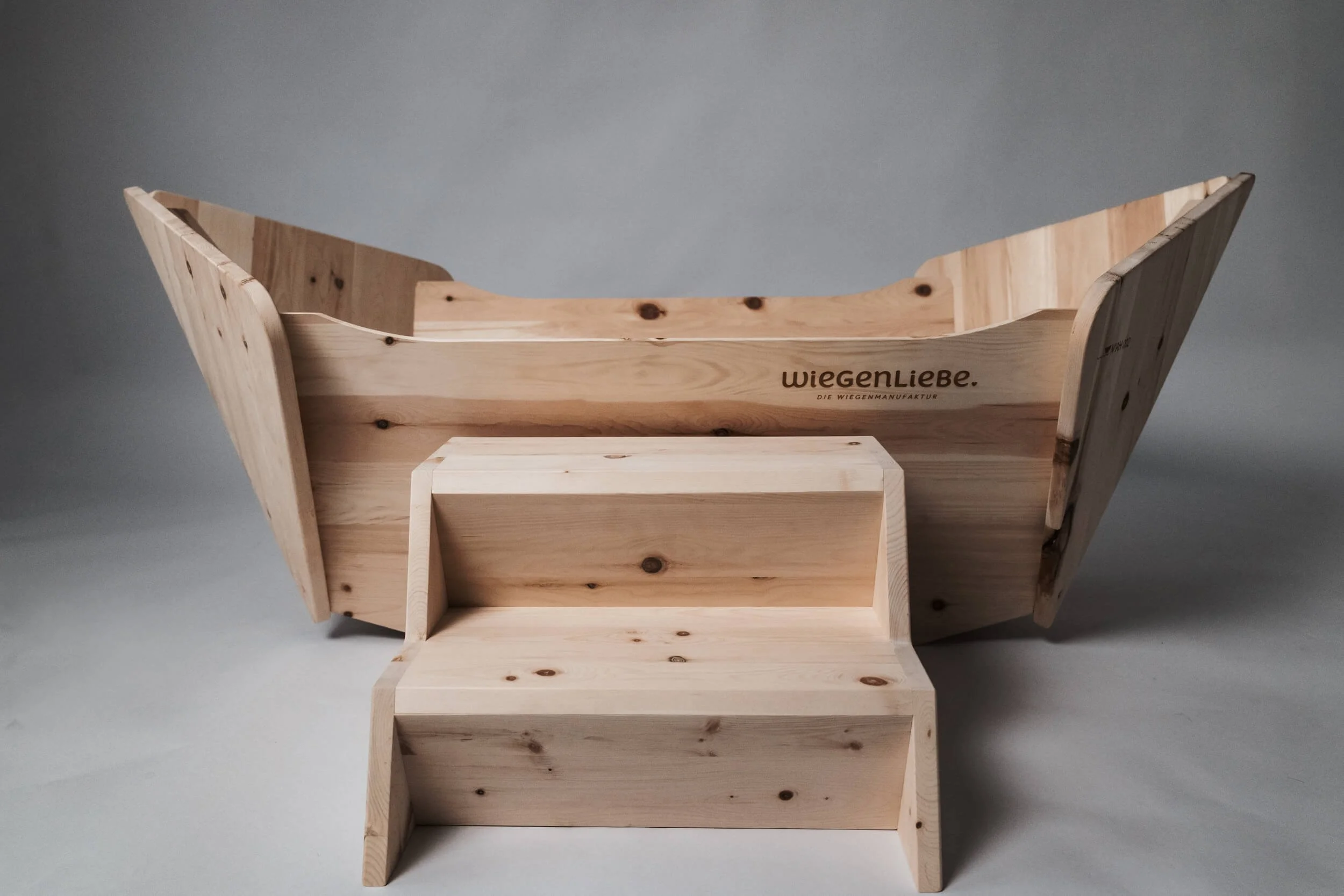 kinder-kleinkinderbett-holz-natur-seitlich-wiegenliebe.jpg