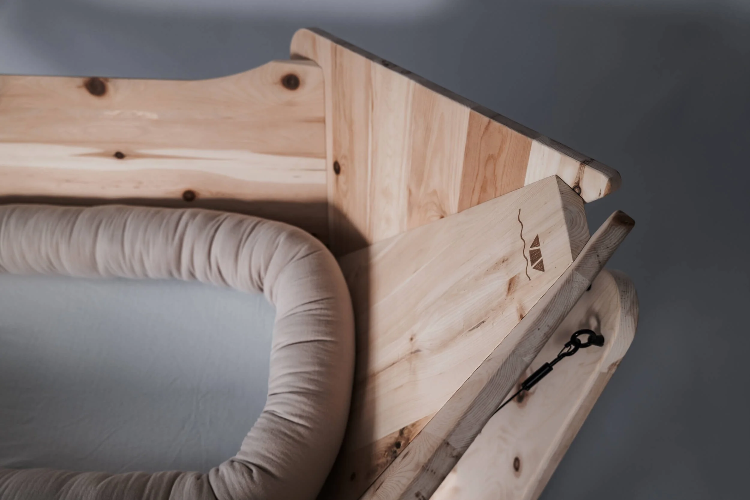 baby-haengewiege-holz-natur-stillkissen-wiegenliebe.jpg