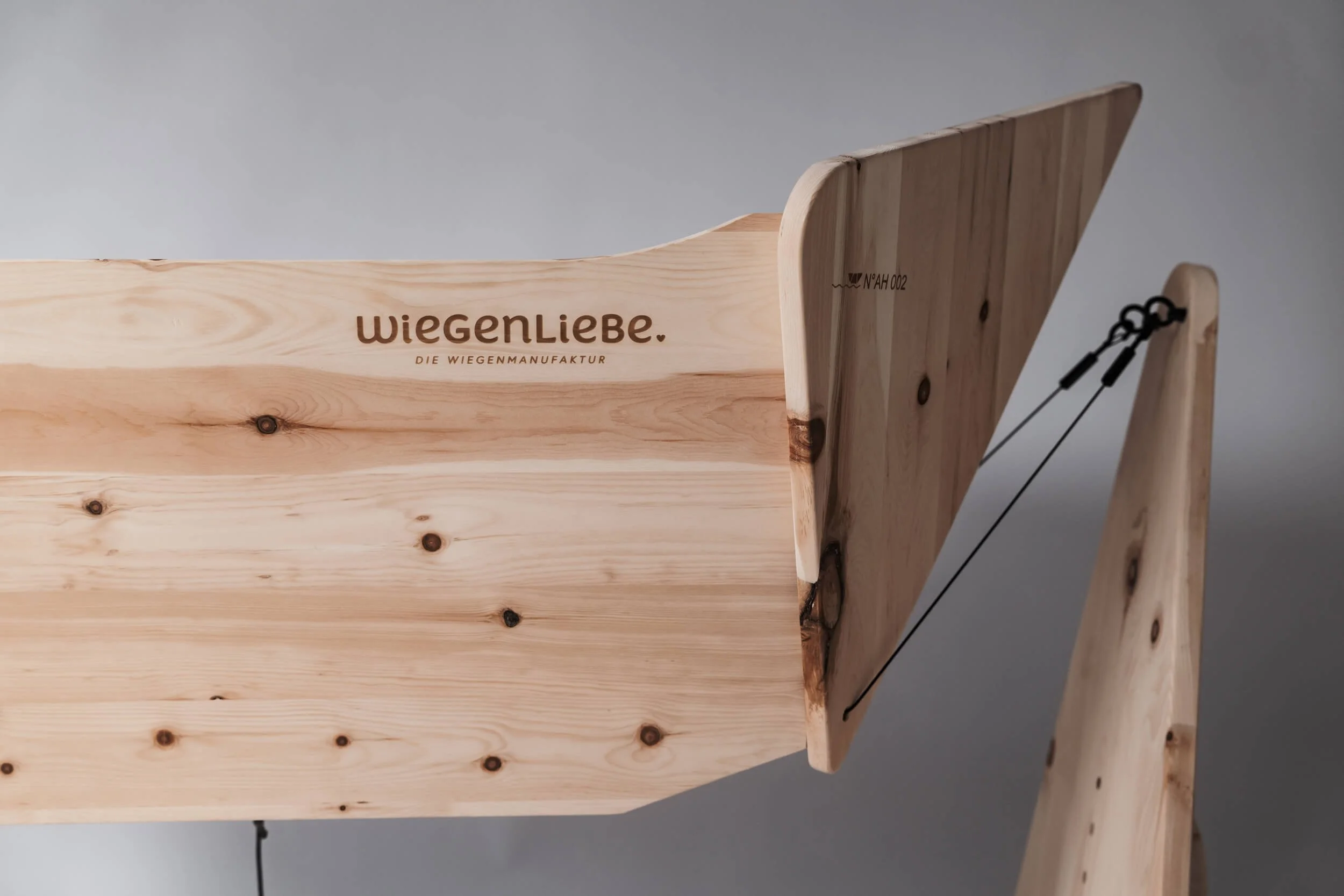 baby-haengewiege-holz-natur-tischler-wiegenliebe.jpg