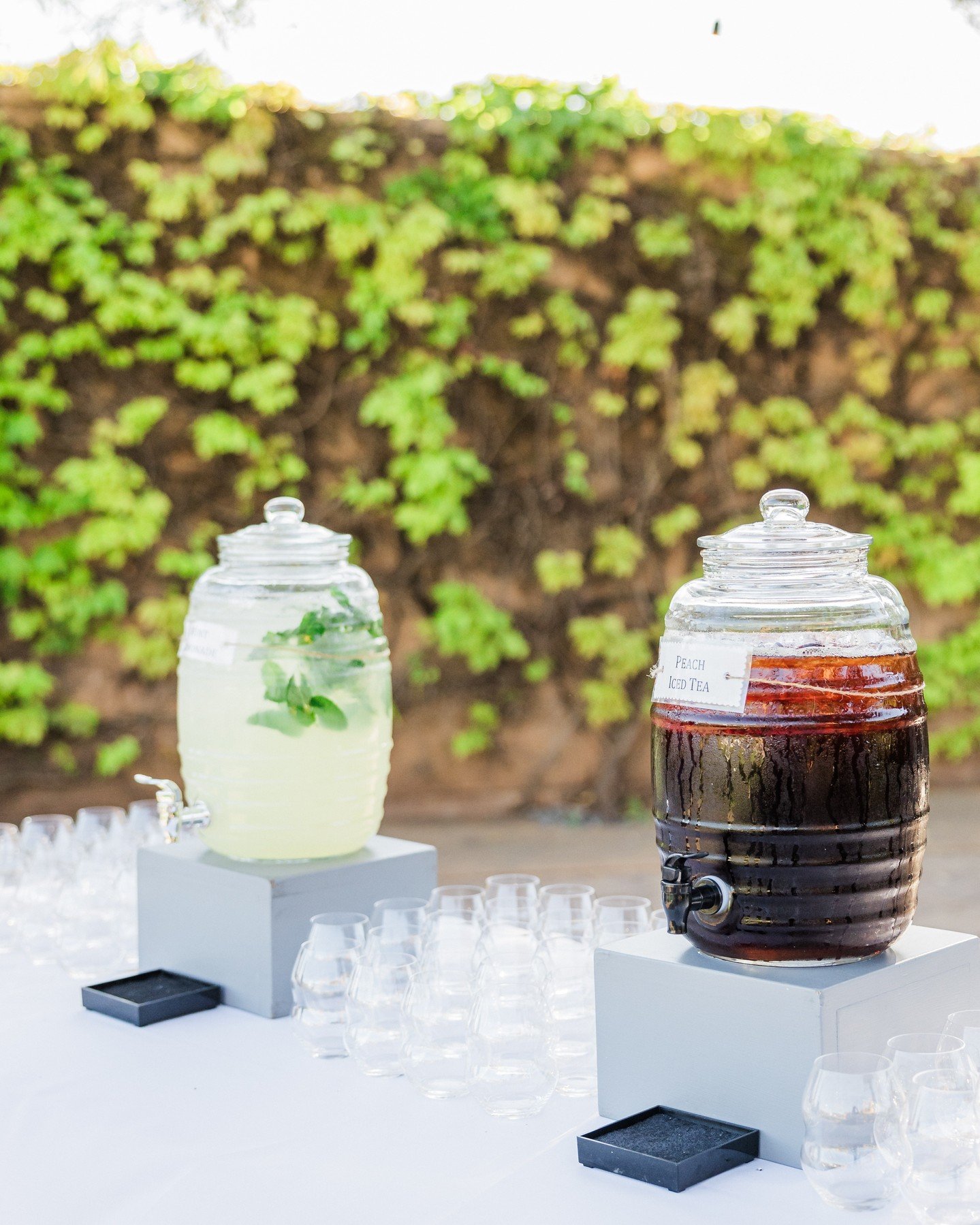 Our favorite part of any pre-ceremony beverage station - the iced tea! 🍑

Photography: @caitlinoreillyphotography @rebeccaskidgelphoto @jenphilipsphoto
#nationalicedteaday #nonalcoholicdrinks #weddingbar #eventscatering #sonomacountywedding