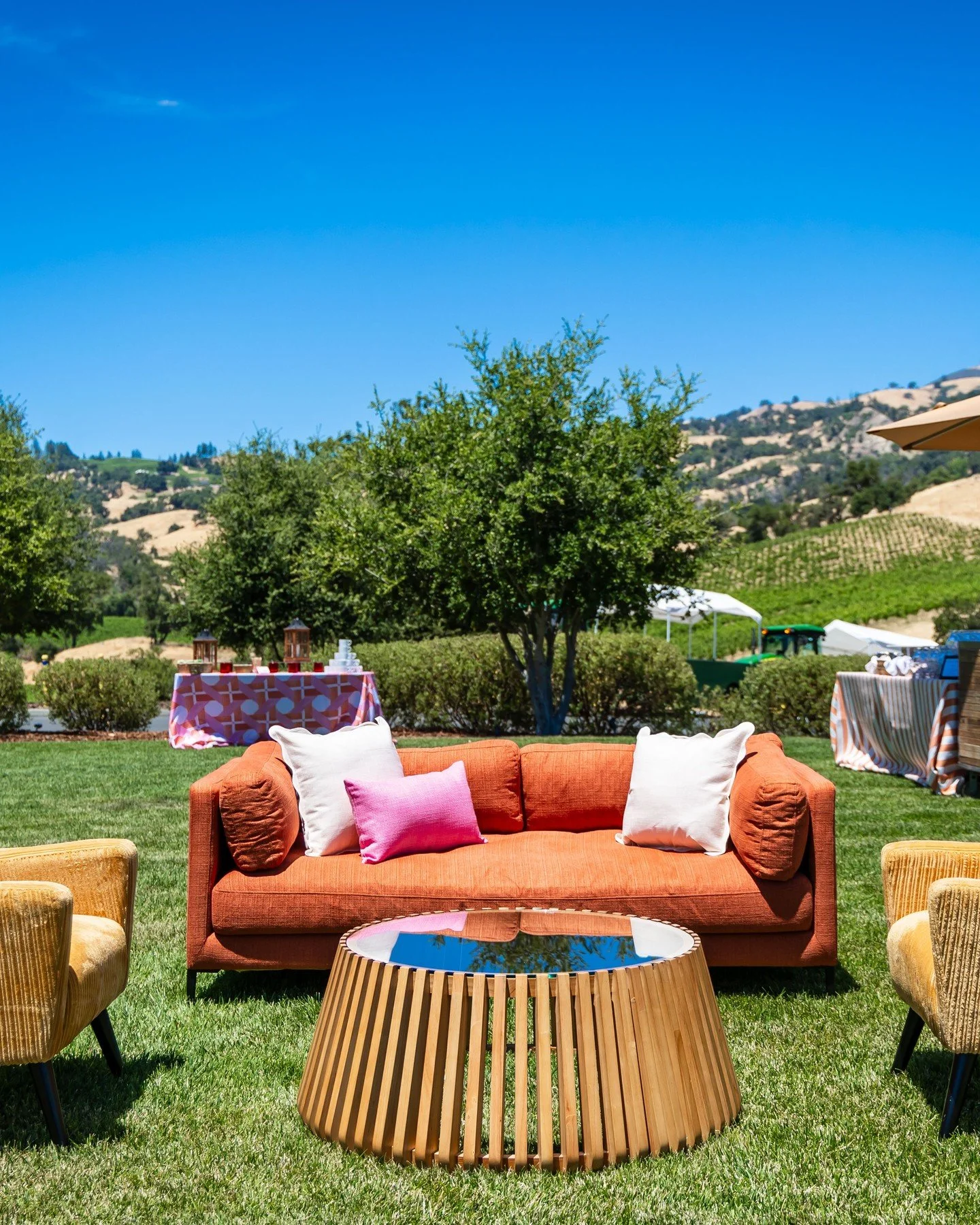 ❄️ Winter blues setting in? It&rsquo;s never too soon to plan a company reset. Your next corporate retreat could look like this! 

Venue: @robertyoungwinery
Catering: @parkavenuecatering
Rentals: @encoreeventsrentals
Planner: @eventplannerpilar

#thi