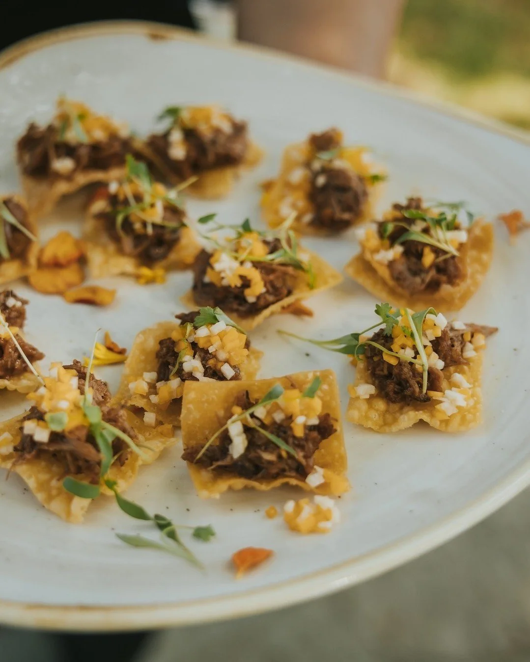 Summer hors d'oeuvres 🌴🍹
☀️ Wine Country BBQ Pulled Pork with papaya-jicama salad on a wonton crisp
☀️ Deviled Eggs with bacon marmalade and snipped chives

Venue: @vinehillhouse
Florals: @toripatocchifloraldesign
Photo: @emmanicolephotog
#catering