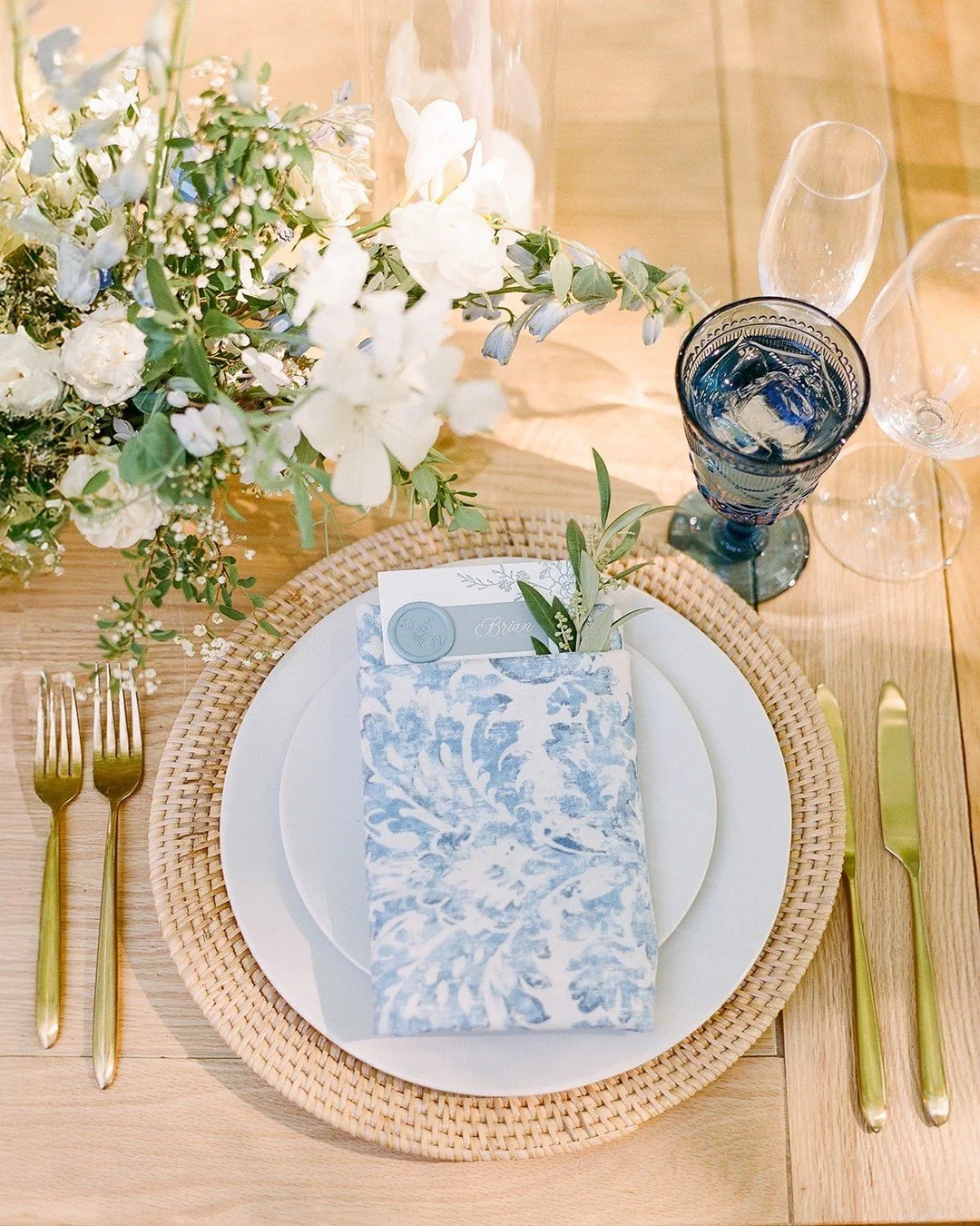 Still looking for your something blue? Look no further than this Spring celebration at @rusfarmweddings 💙

Photography: @theganeys
Venue: @rusfarmweddings
Florals: @juniperlanefloral
Planner: @oohlalaweddings
Rentals: @encoreeventsrentals
Linens: @b