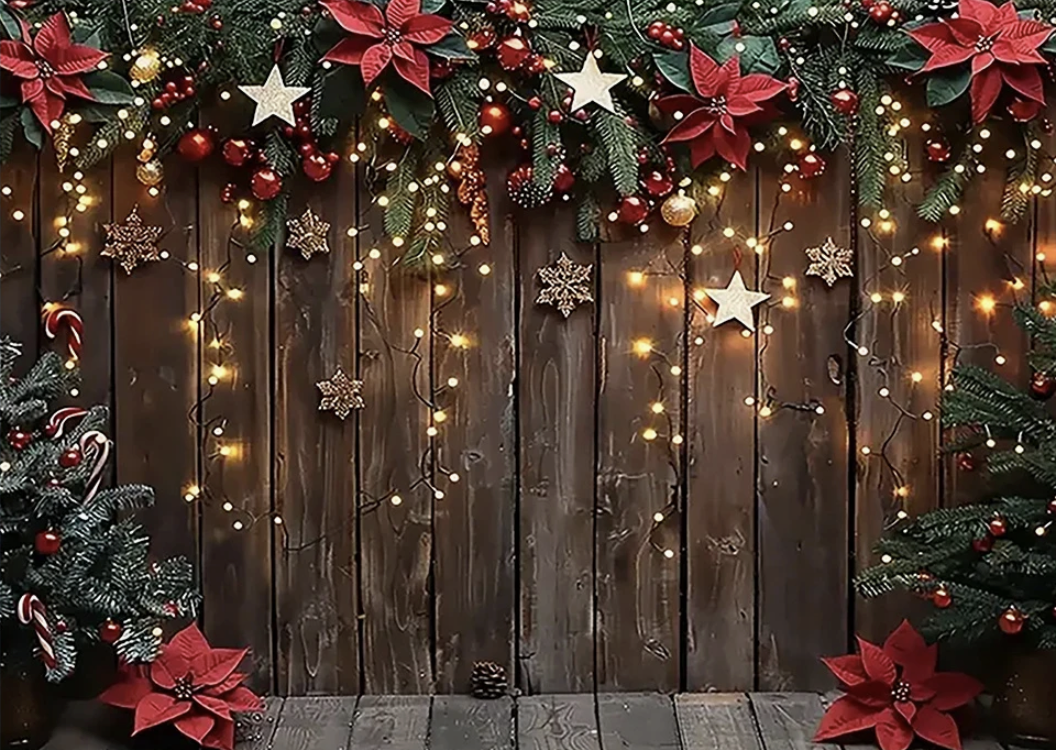 Weihnachtliche Dekoration mit Lichterketten, roten Weihnachtssternen, Tannenzweigen, roten Beeren und Zuckerstangen vor einer Holzwand.
